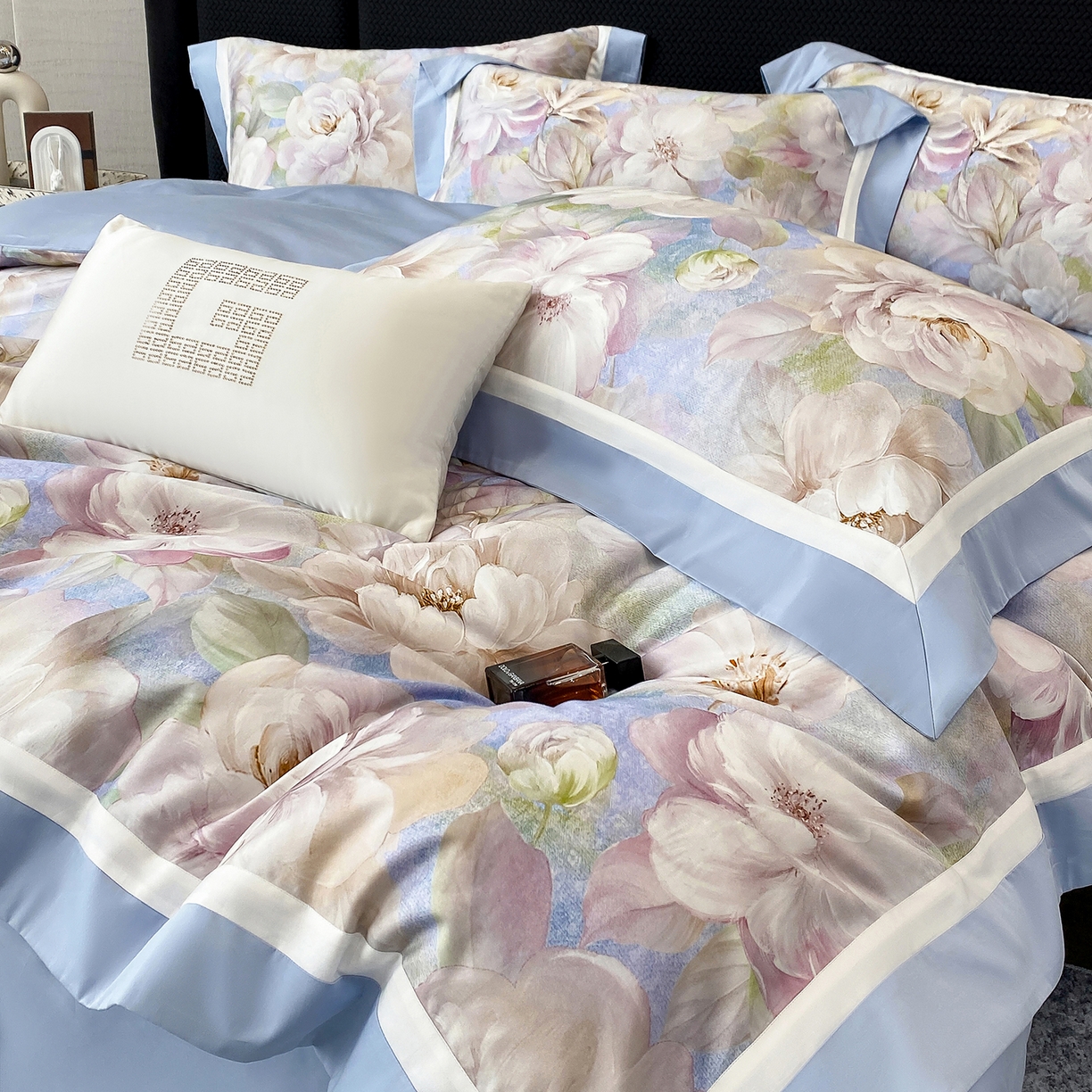 91家纺网 家纺一手货源 找家纺 家居1号家纺 2026新款50双股长绒棉纯棉数码数码印花四件套-芬芳/浪蝶（券后价格不得低于：标准328元，加348元！会员优惠10元） 芬芳-蓝