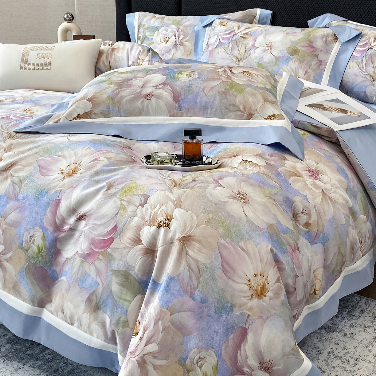 91家纺网 家纺一手货源 找家纺 家居1号家纺 2026新款50双股长绒棉纯棉数码数码印花四件套-芬芳/浪蝶（券后价格不得低于：标准328元，加348元！会员优惠10元） 芬芳-蓝