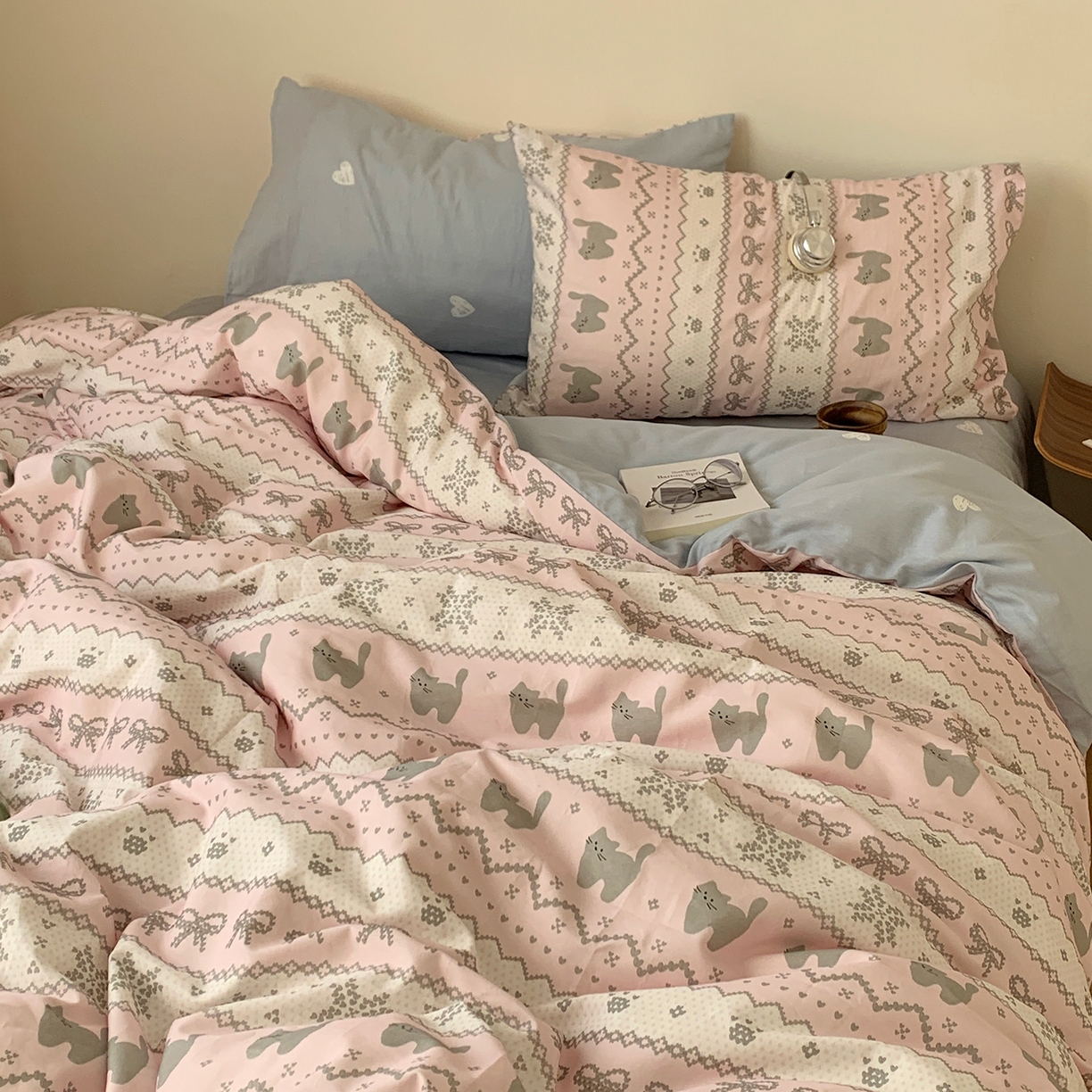 91家纺网 家纺一手货源 找家纺 桃喜 2026春夏新款全棉纯棉ins简约系列四件套（会员-3） 费尔岛小猫