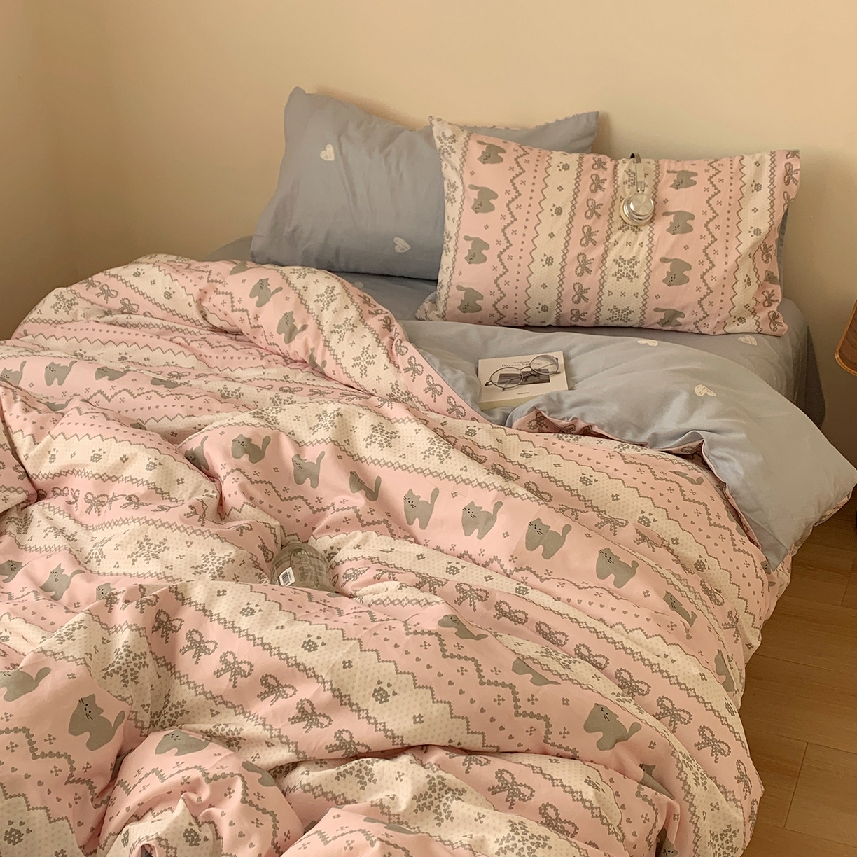 91家纺网 家纺一手货源 找家纺 桃喜 2026春夏新款全棉纯棉ins简约系列四件套（会员-3） 费尔岛小猫