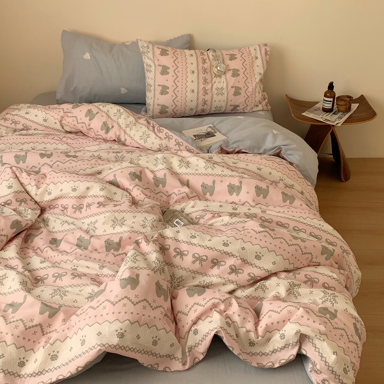 91家纺网 家纺一手货源 找家纺 桃喜 2026春夏新款全棉纯棉ins简约系列四件套（会员-3） 费尔岛小猫