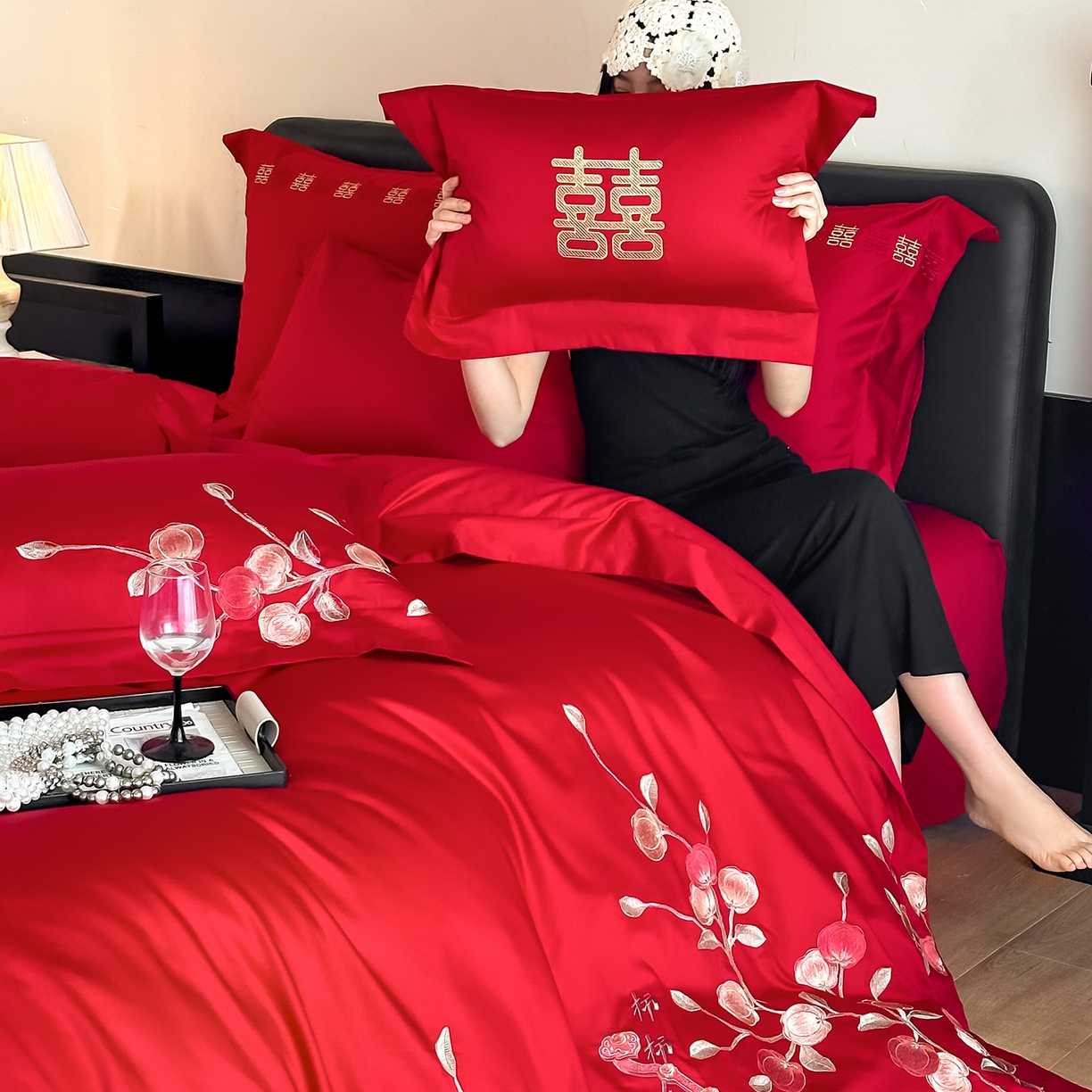 91家纺网 家纺一手货源 找家纺 置顶家纺 2026新款小清新亲肤婚庆绣花四件套 柿柿如意-大红