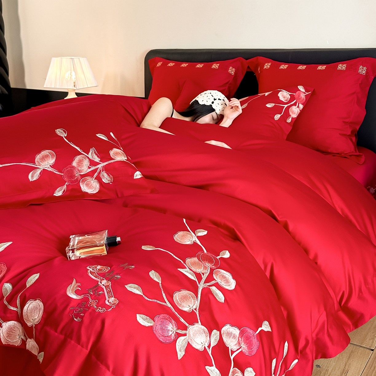 91家纺网 家纺一手货源 找家纺 置顶家纺 2026新款小清新亲肤婚庆绣花四件套 柿柿如意-大红