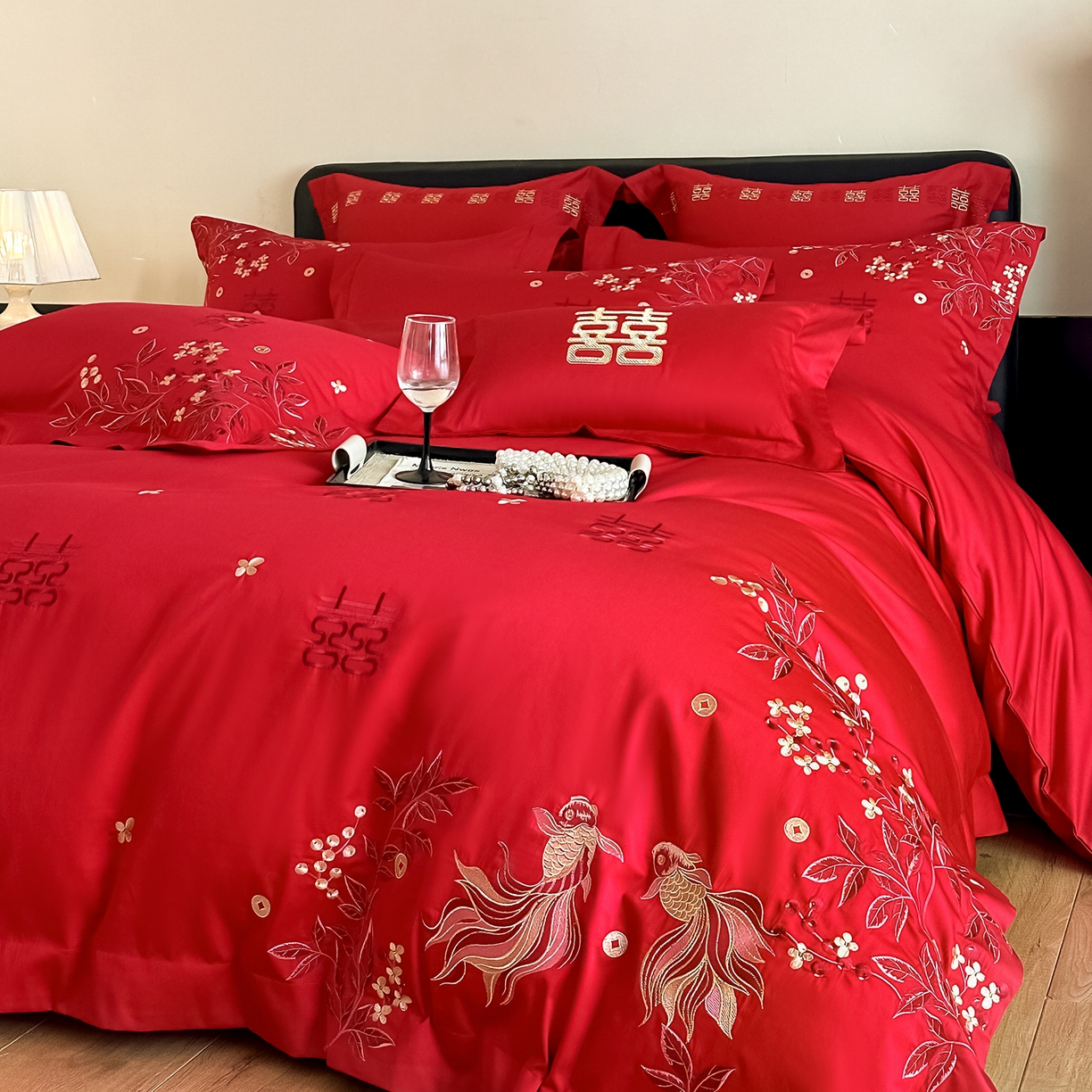 91家纺网 家纺一手货源 找家纺 置顶家纺 2026新款小清新亲肤婚庆绣花四件套 吉庆有鱼-金大红