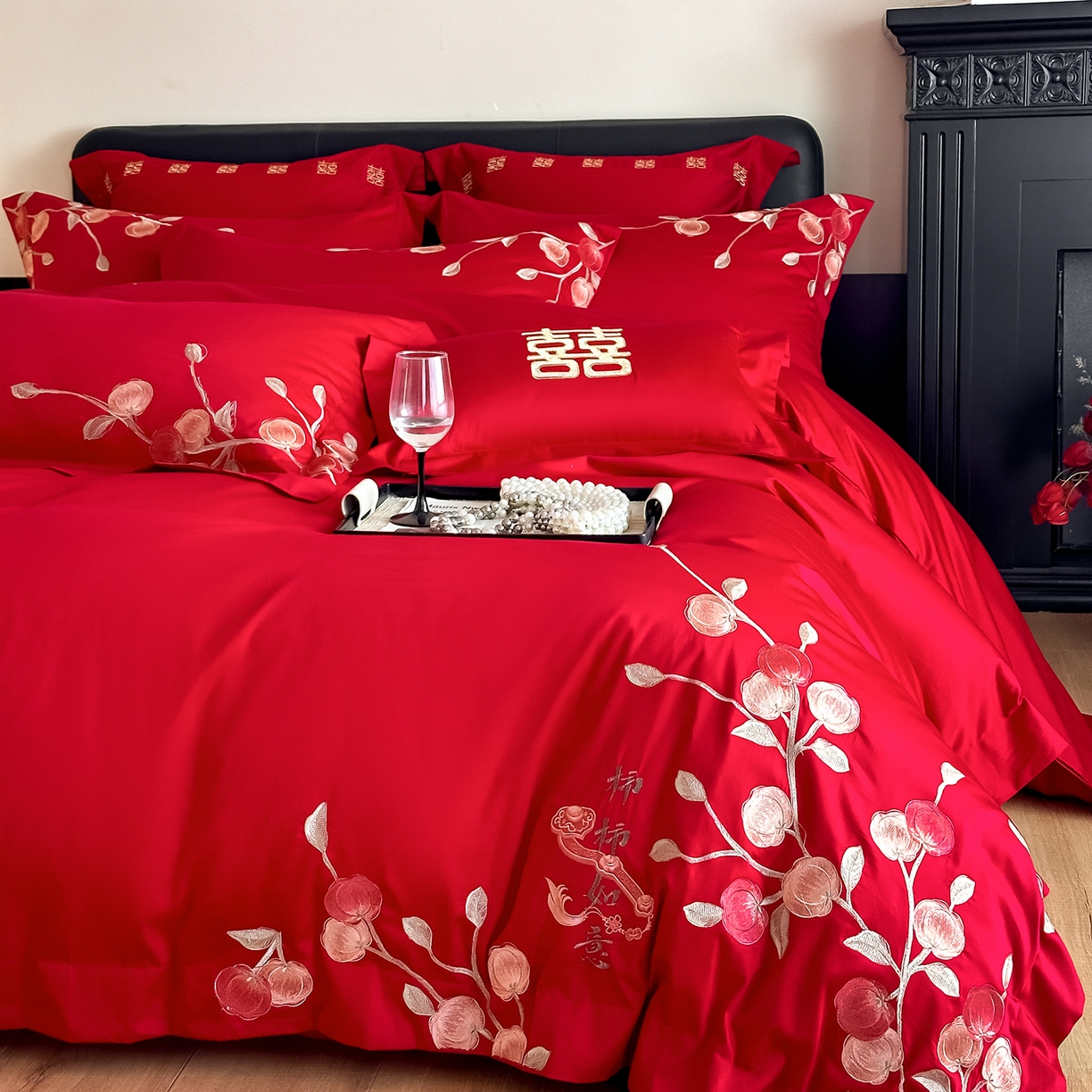 91家纺网 家纺一手货源 找家纺 置顶家纺 2026新款小清新亲肤婚庆绣花四件套 柿柿如意-大红