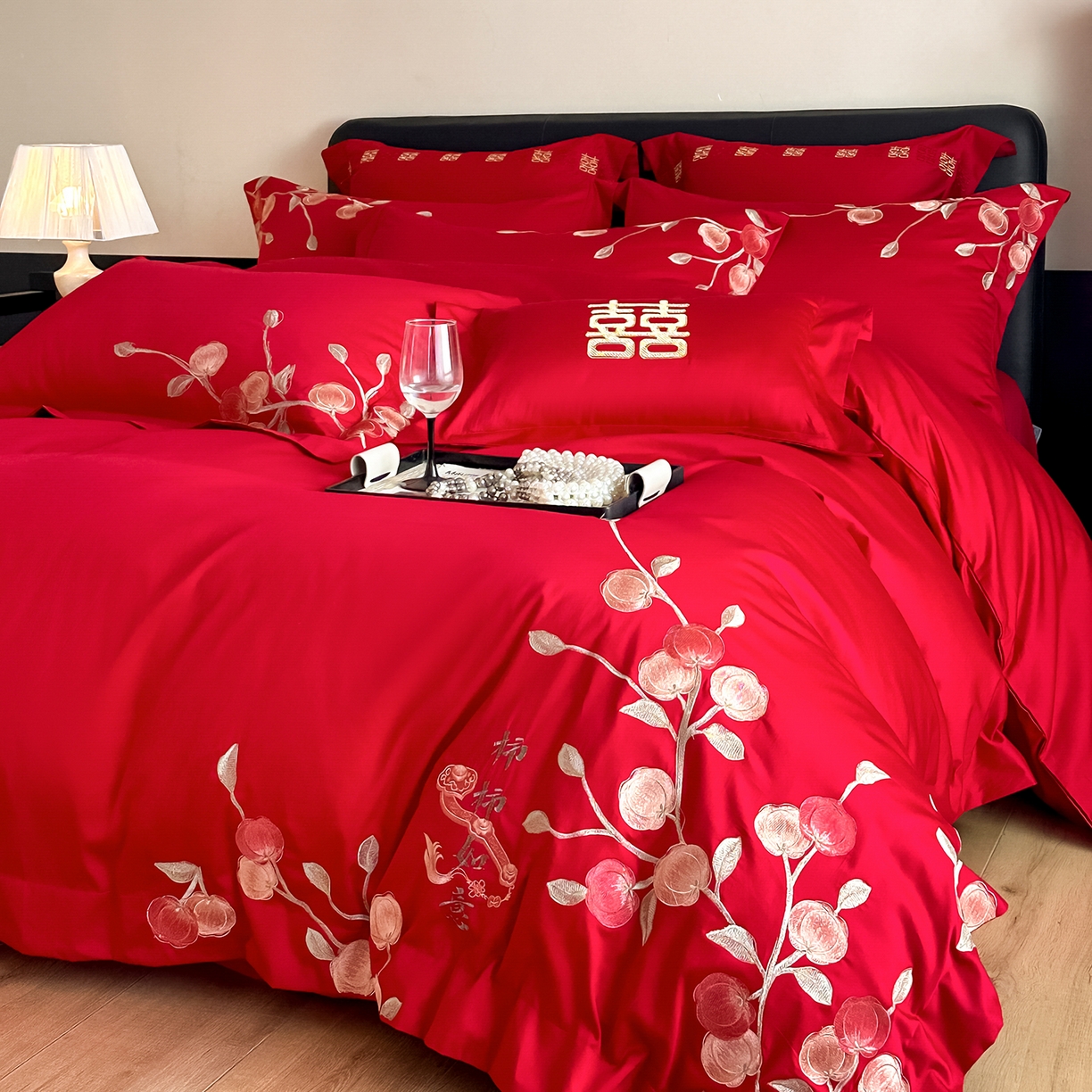 91家纺网 家纺一手货源 找家纺 置顶家纺 2026新款小清新亲肤婚庆绣花四件套 柿柿如意-大红