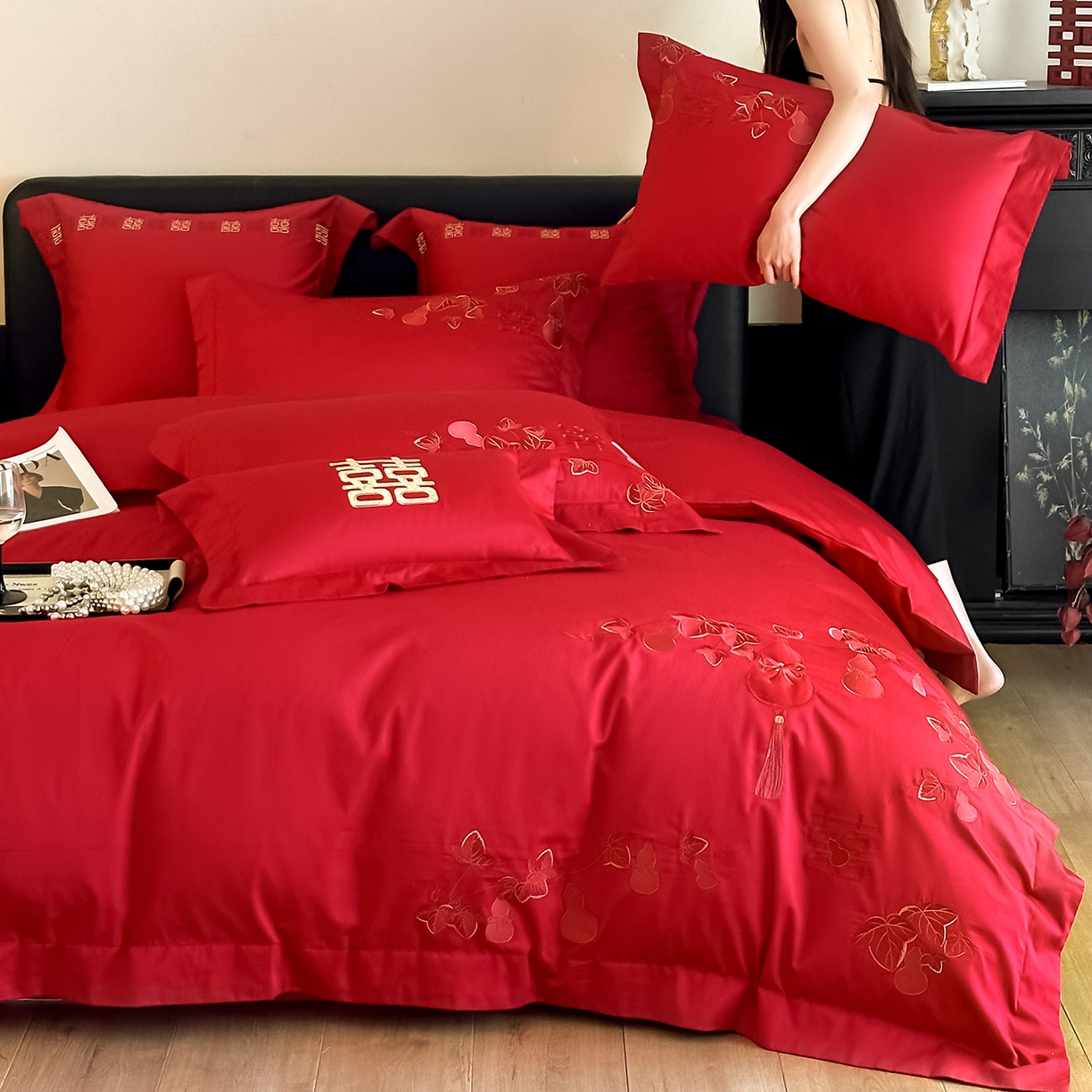 91家纺网 家纺一手货源 找家纺 置顶家纺 2026新款小清新亲肤婚庆绣花四件套 福禄相伴-大红