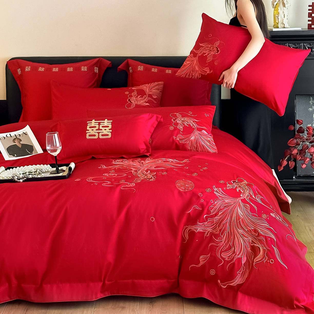 91家纺网 家纺一手货源 找家纺 置顶家纺 2026新款小清新亲肤婚庆绣花四件套 富富有鱼-纯红