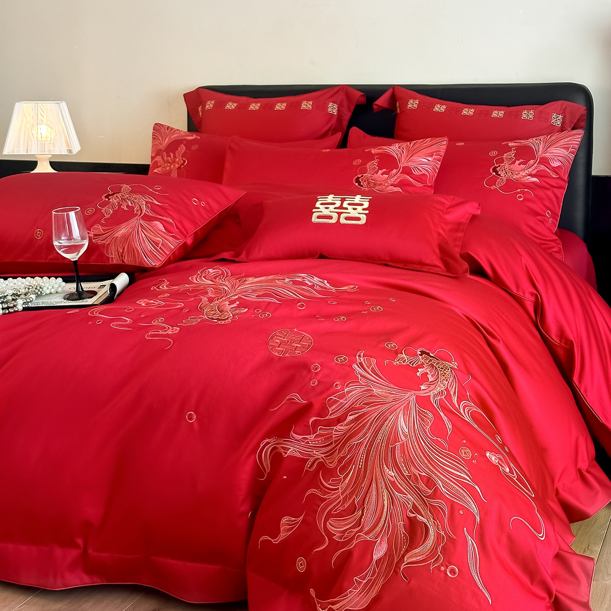 91家纺网 家纺一手货源 找家纺 置顶家纺 2026新款小清新亲肤婚庆绣花四件套 富富有鱼-纯红