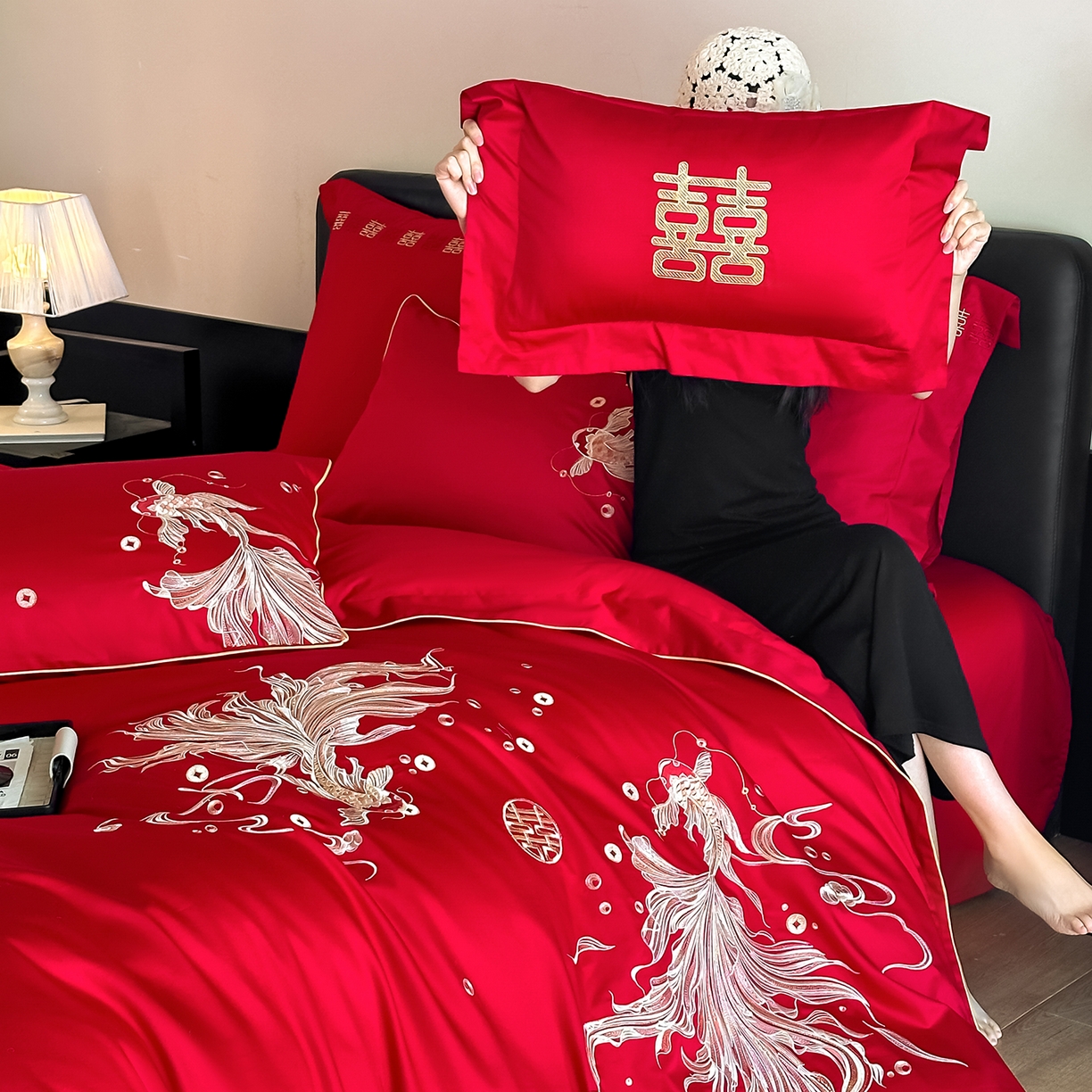 91家纺网 家纺一手货源 找家纺 置顶家纺 2026新款小清新亲肤婚庆绣花四件套 富富有鱼-金大红