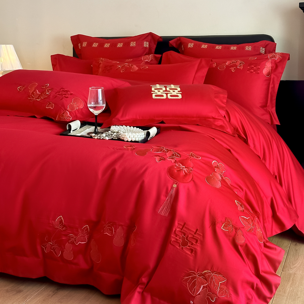 91家纺网 家纺一手货源 找家纺 置顶家纺 2026新款小清新亲肤婚庆绣花四件套 福禄相伴-大红