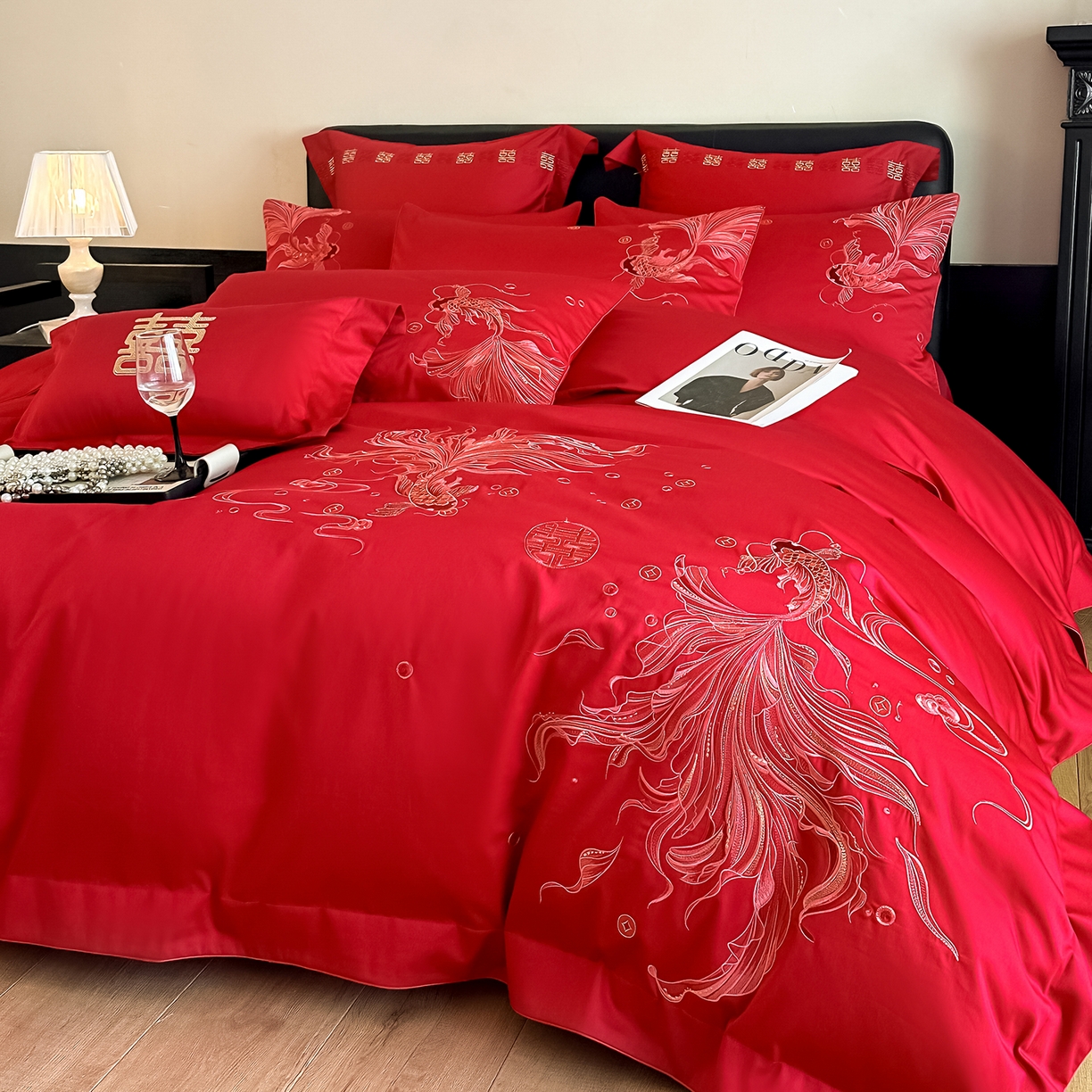 91家纺网 家纺一手货源 找家纺 置顶家纺 2026新款小清新亲肤婚庆绣花四件套 富富有鱼-纯红