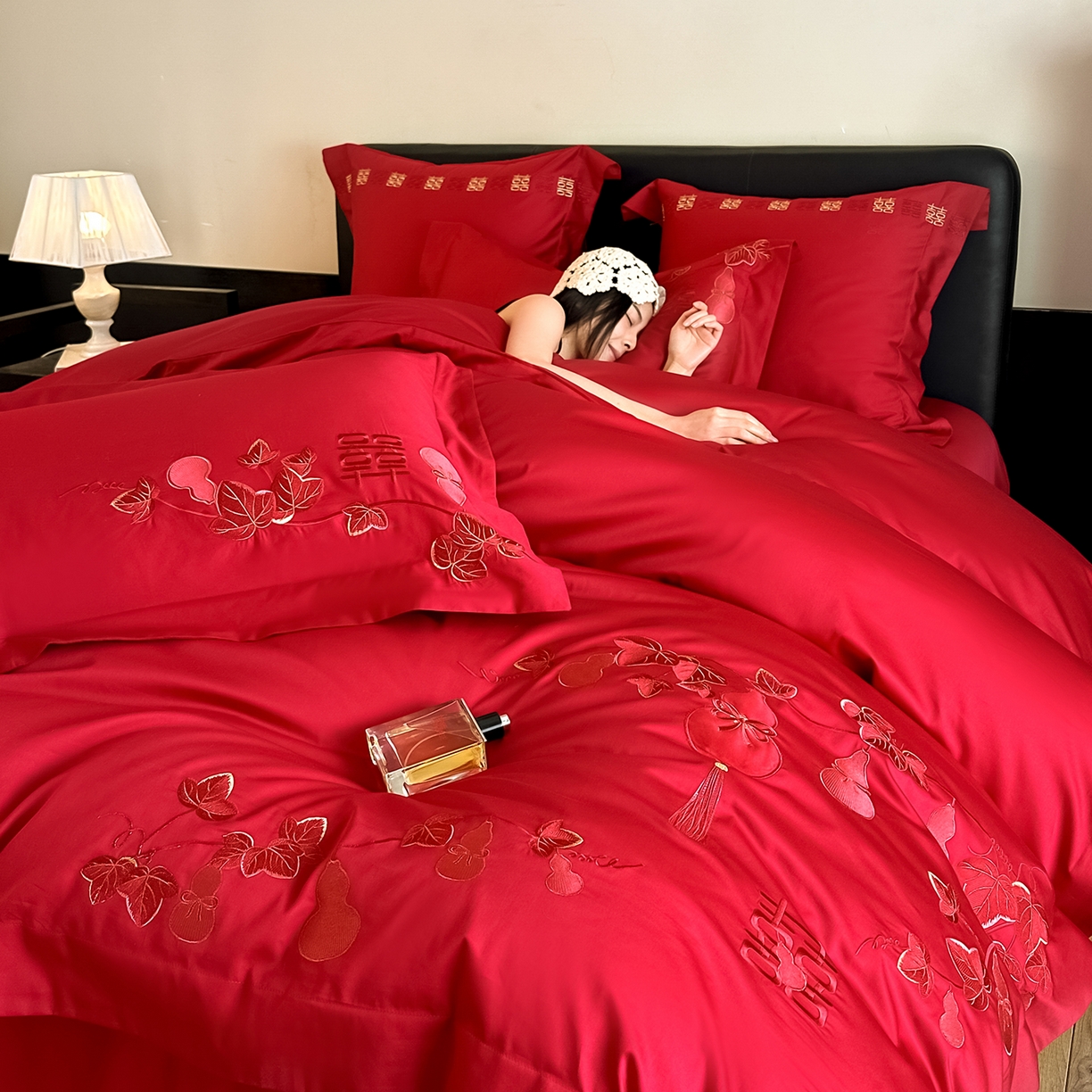 91家纺网 家纺一手货源 找家纺 置顶家纺 2026新款小清新亲肤婚庆绣花四件套 福禄相伴-大红