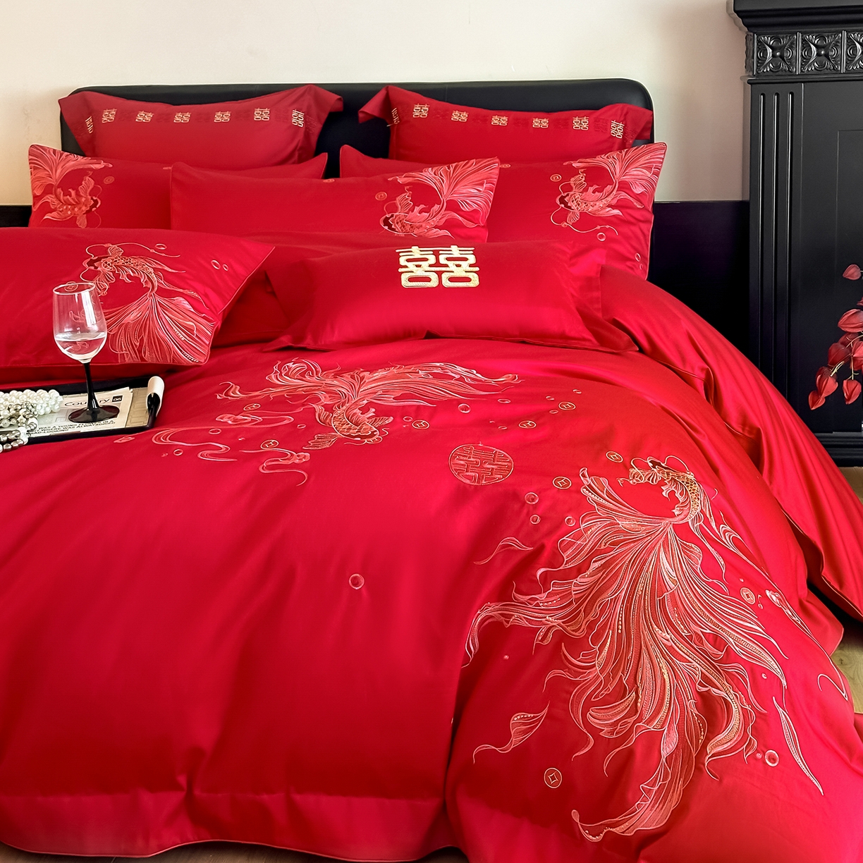 91家纺网 家纺一手货源 找家纺 置顶家纺 2026新款小清新亲肤婚庆绣花四件套 富富有鱼-纯红