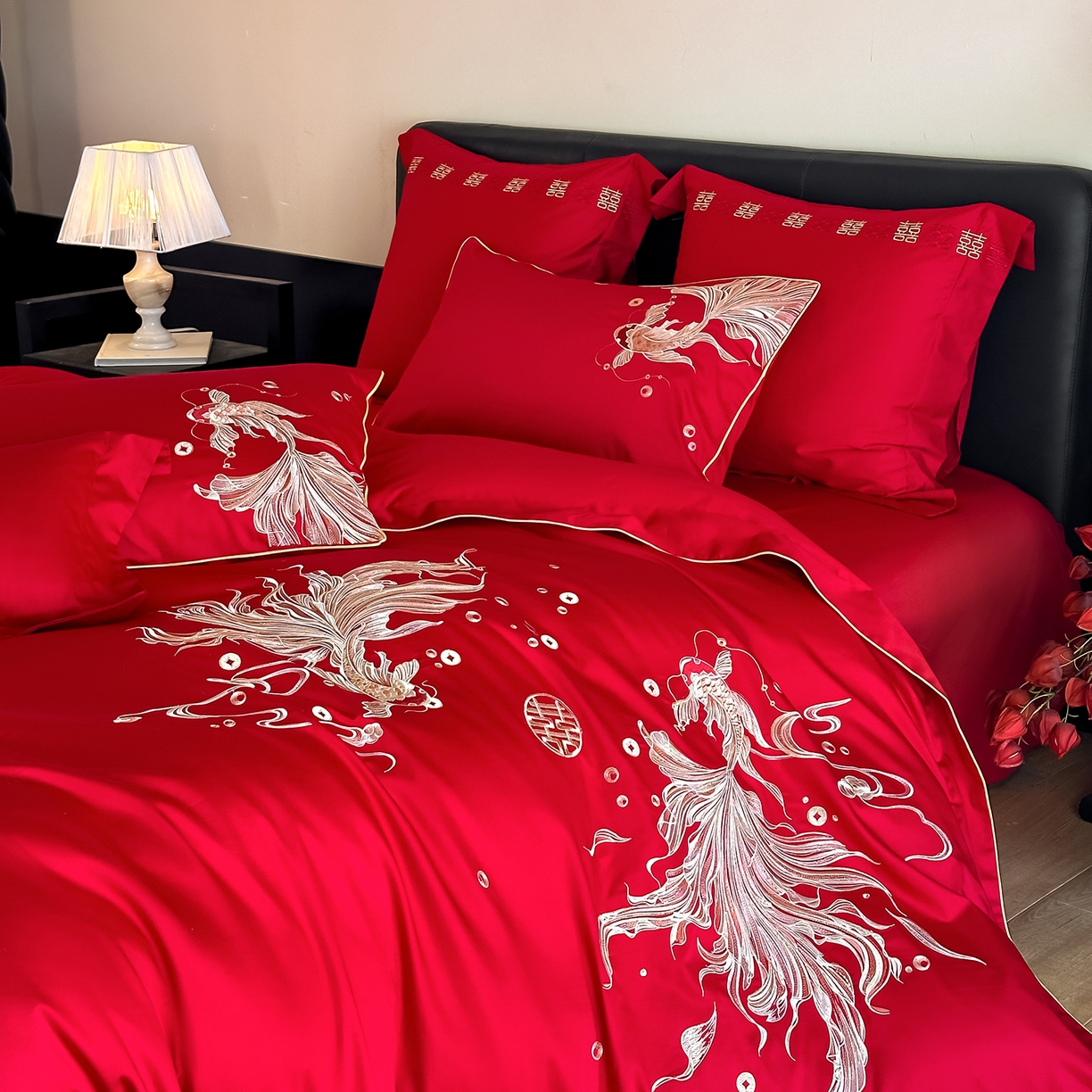 91家纺网 家纺一手货源 找家纺 置顶家纺 2026新款小清新亲肤婚庆绣花四件套 富富有鱼-金大红