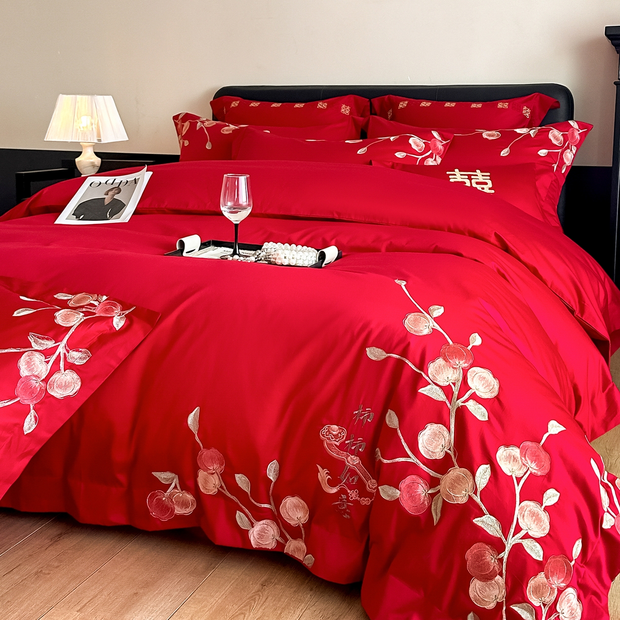 91家纺网 家纺一手货源 找家纺 置顶家纺 2026新款小清新亲肤婚庆绣花四件套 柿柿如意-大红