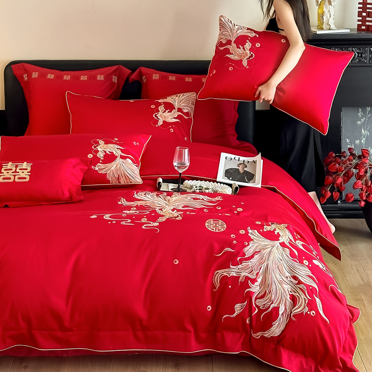 91家纺网 家纺一手货源 找家纺 置顶家纺 2026新款小清新亲肤婚庆绣花四件套 富富有鱼-金大红