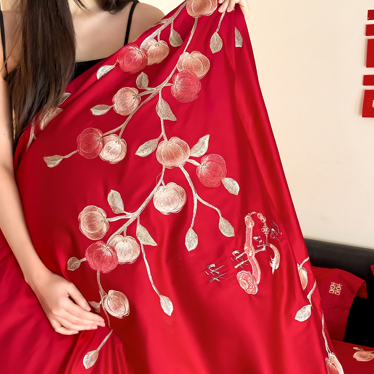 91家纺网 家纺一手货源 找家纺 置顶家纺 2026新款小清新亲肤婚庆绣花四件套 柿柿如意-大红