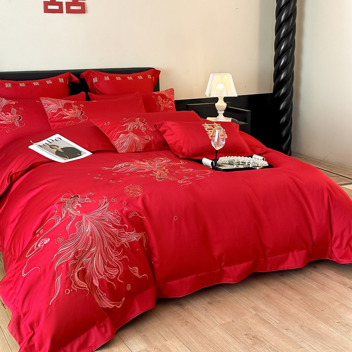 91家纺网 家纺一手货源 找家纺 置顶家纺 2026新款小清新亲肤婚庆绣花四件套 富富有鱼-纯红