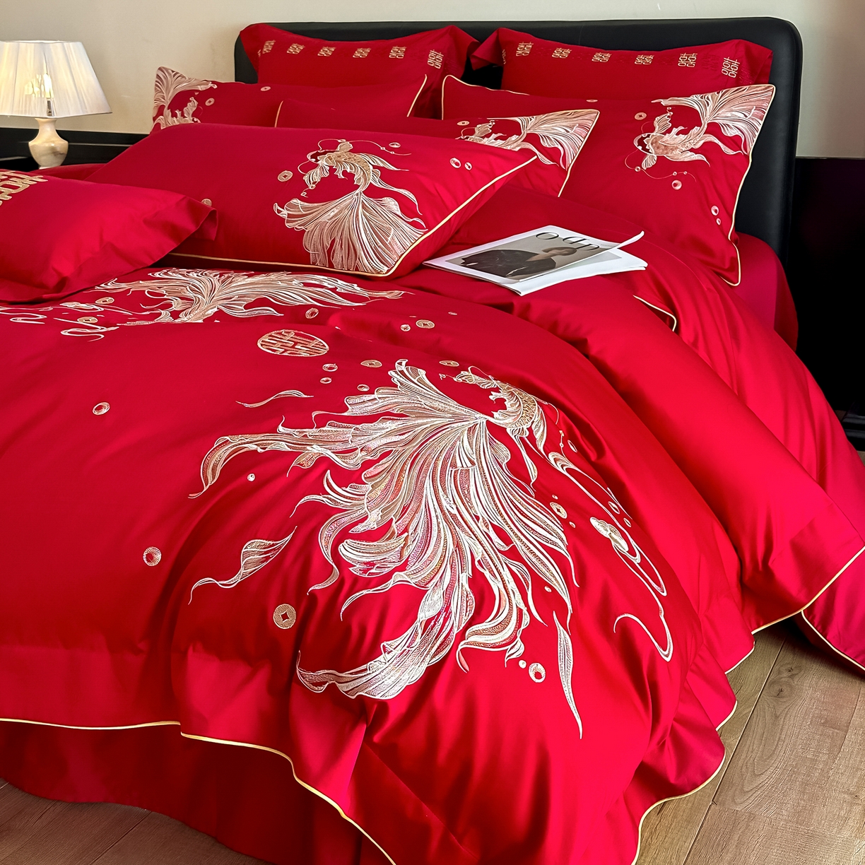 91家纺网 家纺一手货源 找家纺 置顶家纺 2026新款小清新亲肤婚庆绣花四件套 富富有鱼-金大红