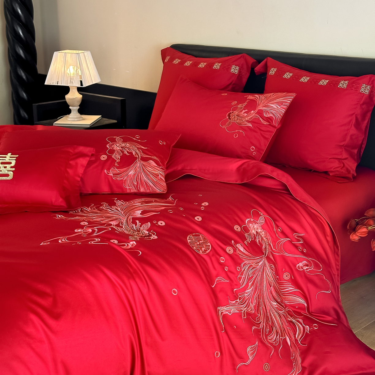 91家纺网 家纺一手货源 找家纺 置顶家纺 2026新款小清新亲肤婚庆绣花四件套 富富有鱼-纯红