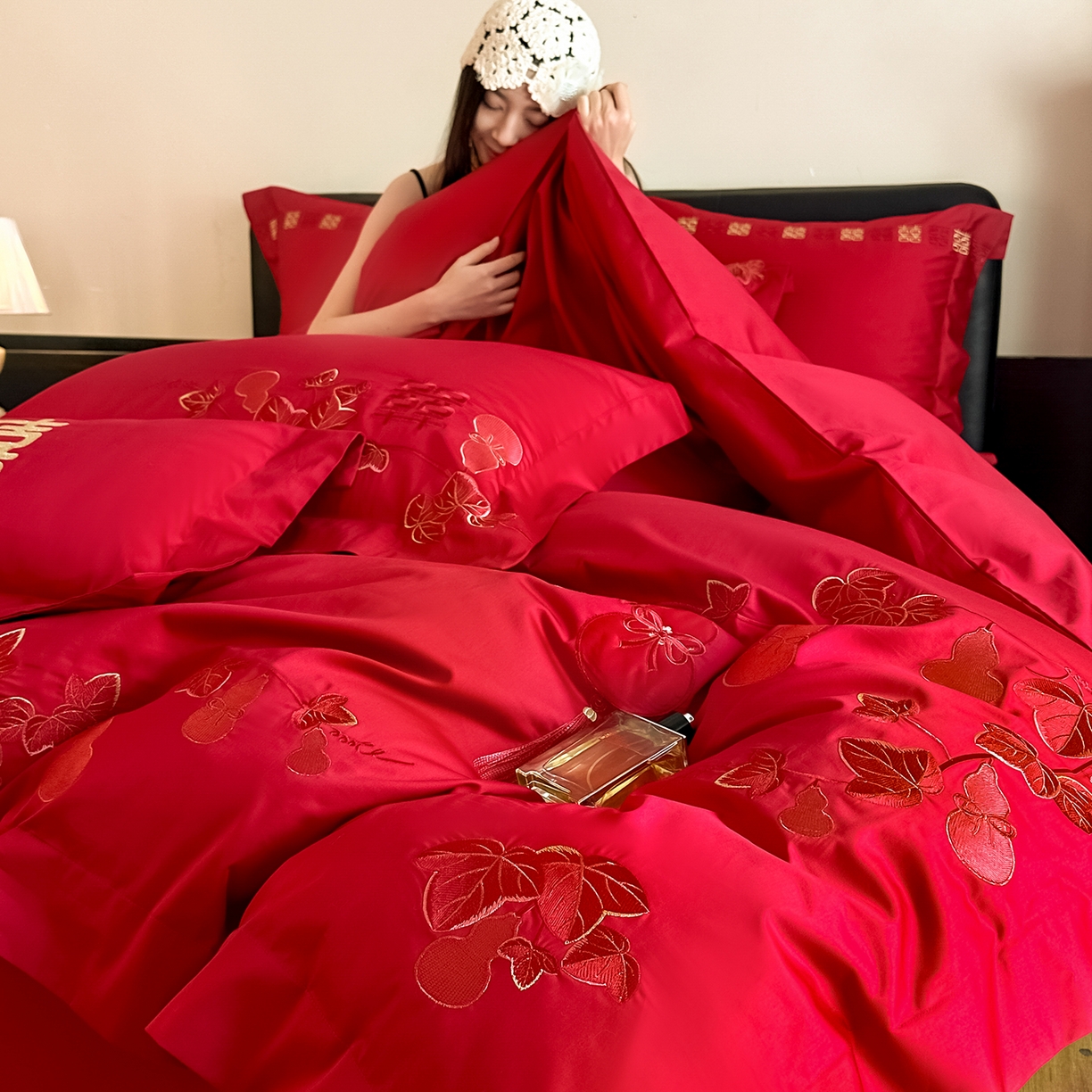 91家纺网 家纺一手货源 找家纺 置顶家纺 2026新款小清新亲肤婚庆绣花四件套 福禄相伴-大红