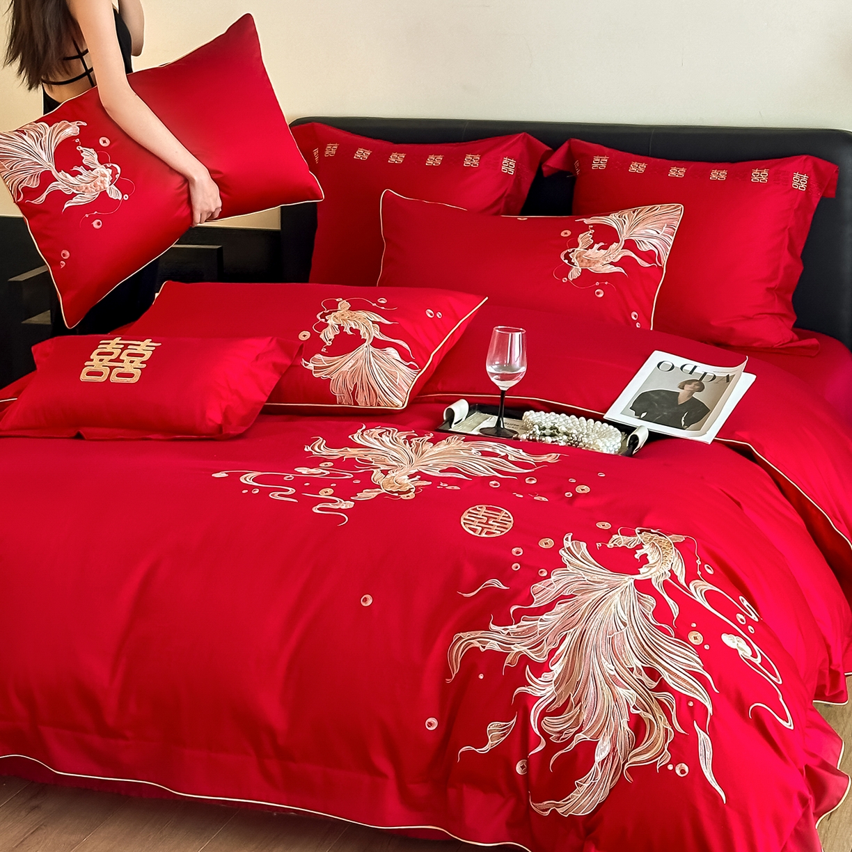 91家纺网 家纺一手货源 找家纺 置顶家纺 2026新款小清新亲肤婚庆绣花四件套 富富有鱼-金大红