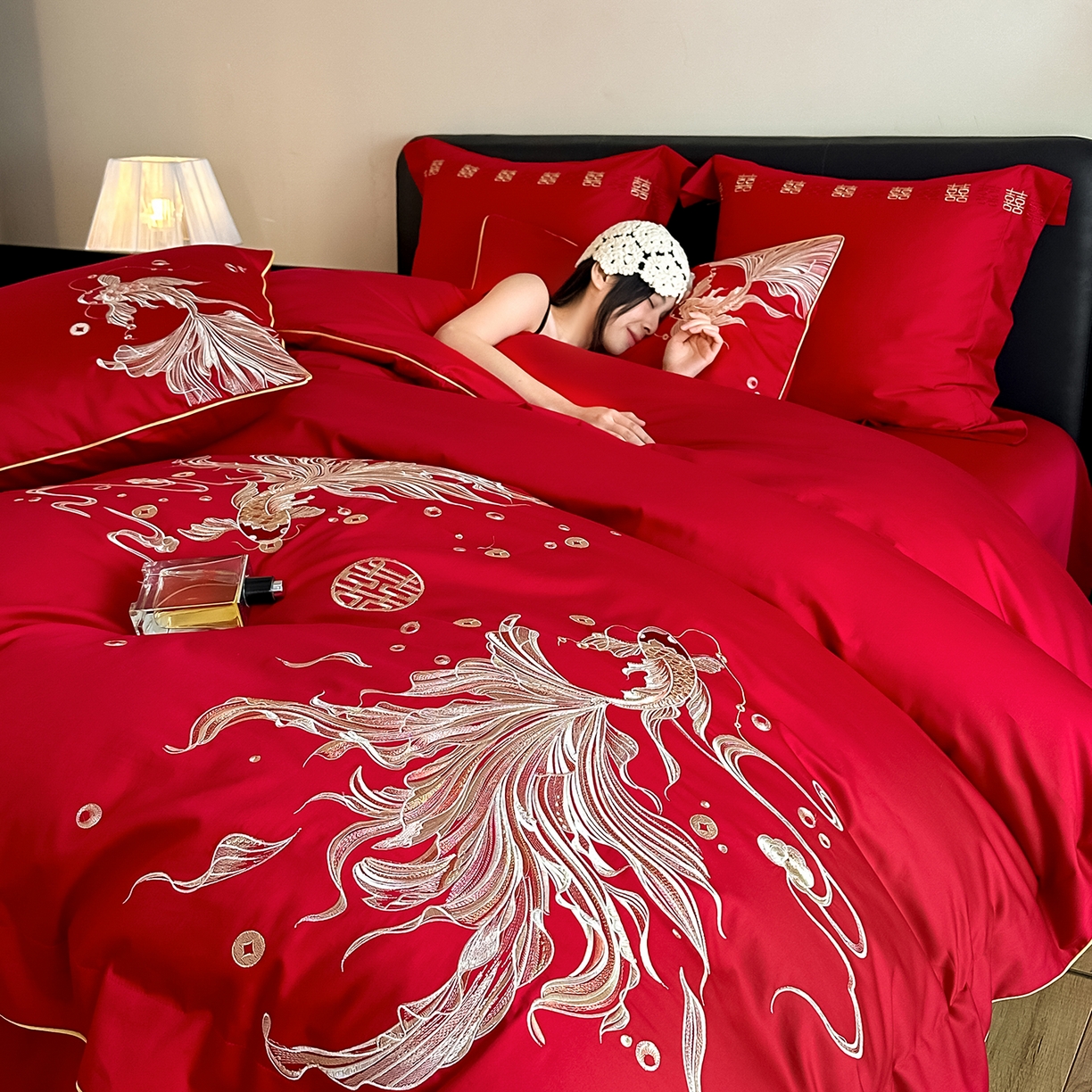 91家纺网 家纺一手货源 找家纺 置顶家纺 2026新款小清新亲肤婚庆绣花四件套 富富有鱼-金大红