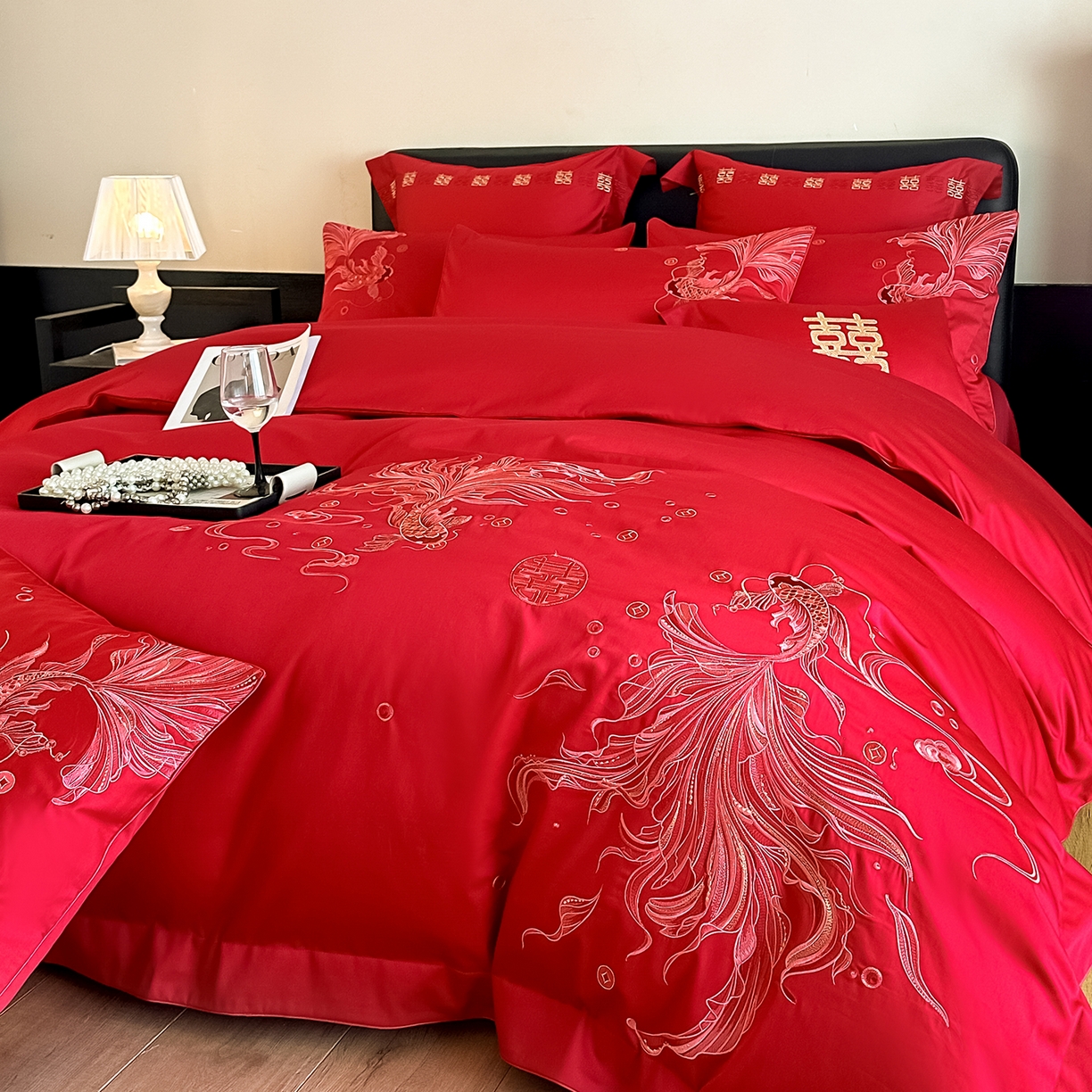 91家纺网 家纺一手货源 找家纺 置顶家纺 2026新款小清新亲肤婚庆绣花四件套 富富有鱼-纯红