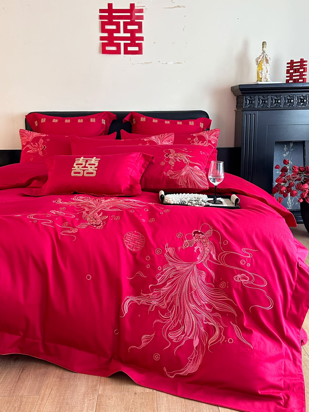 91家纺网 家纺一手货源 找家纺 置顶家纺 2026新款小清新亲肤婚庆绣花四件套 富富有鱼-纯红