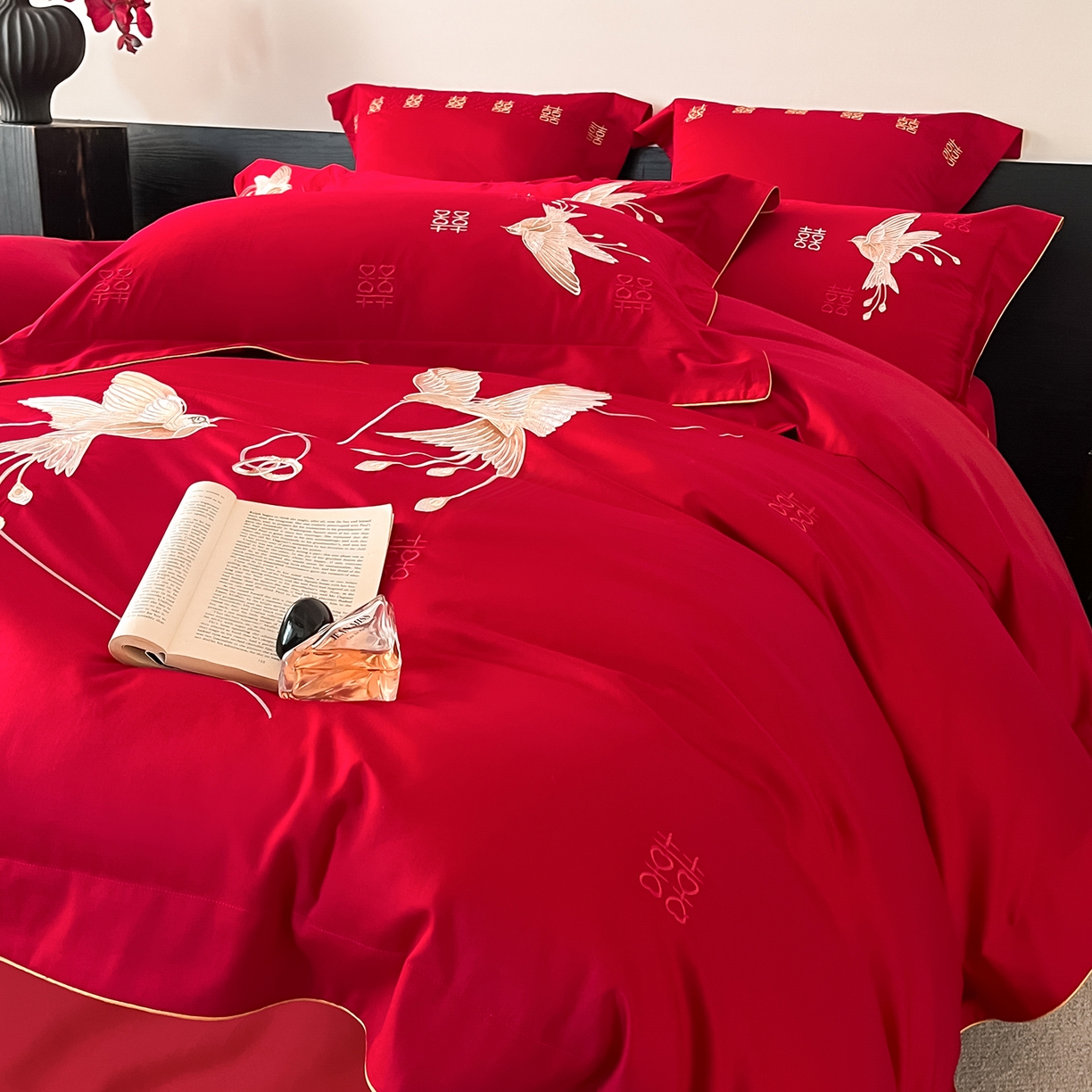 91家纺网 家纺一手货源 找家纺 置顶家纺 2026新款新中式亲肤婚庆绣花四件套 比翼双飞-大红