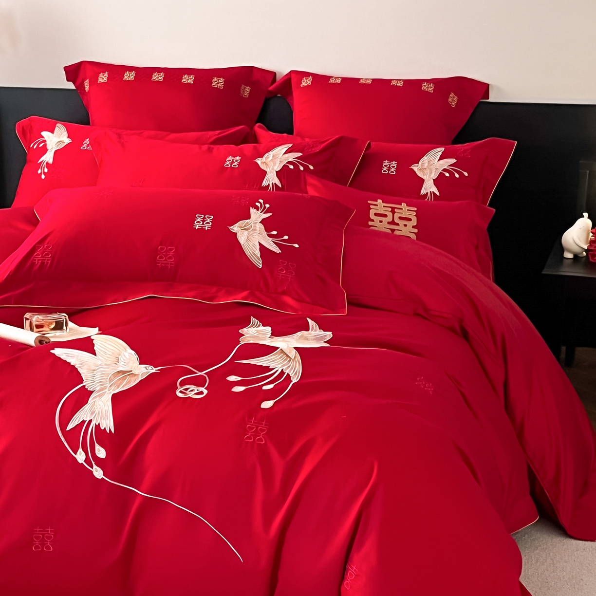 91家纺网 家纺一手货源 找家纺 置顶家纺 2026新款新中式亲肤婚庆绣花四件套 比翼双飞-大红