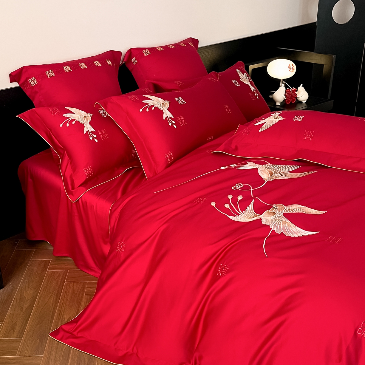 91家纺网 家纺一手货源 找家纺 置顶家纺 2026新款新中式亲肤婚庆绣花四件套 比翼双飞-大红