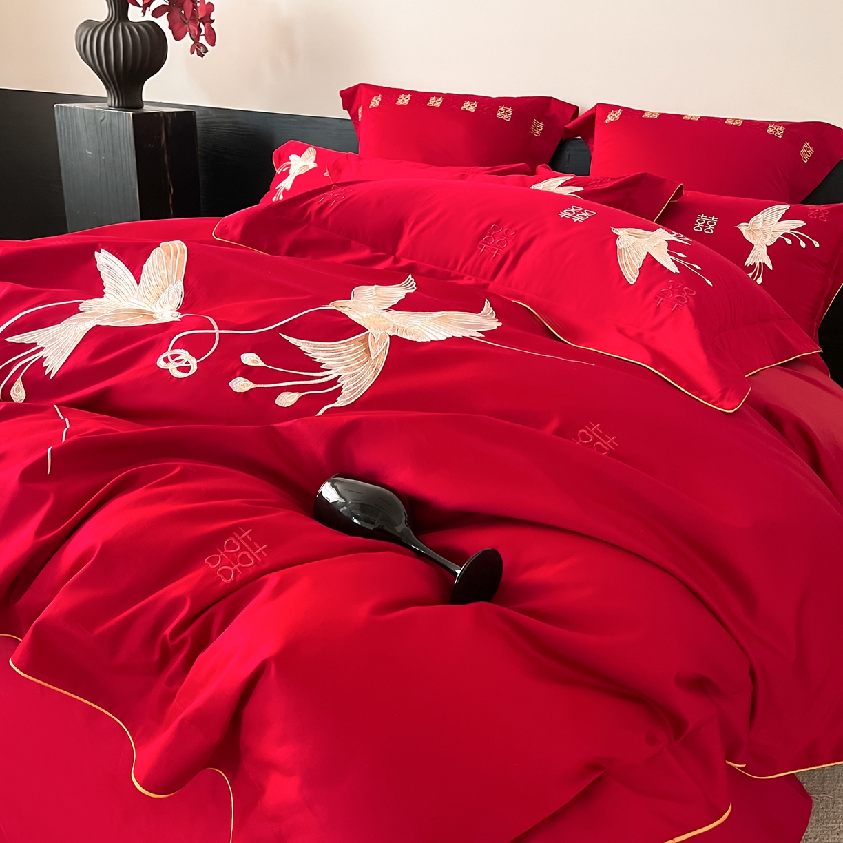 91家纺网 家纺一手货源 找家纺 置顶家纺 2026新款新中式亲肤婚庆绣花四件套 比翼双飞-大红