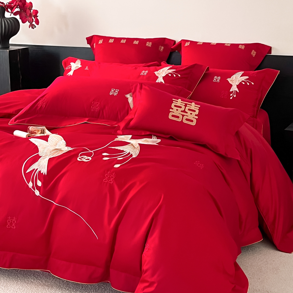 91家纺网 家纺一手货源 找家纺 置顶家纺 2026新款新中式亲肤婚庆绣花四件套 比翼双飞-大红