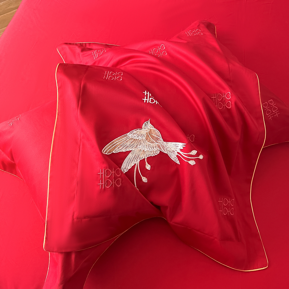 91家纺网 家纺一手货源 找家纺 置顶家纺 2026新款新中式亲肤婚庆绣花四件套 比翼双飞-大红