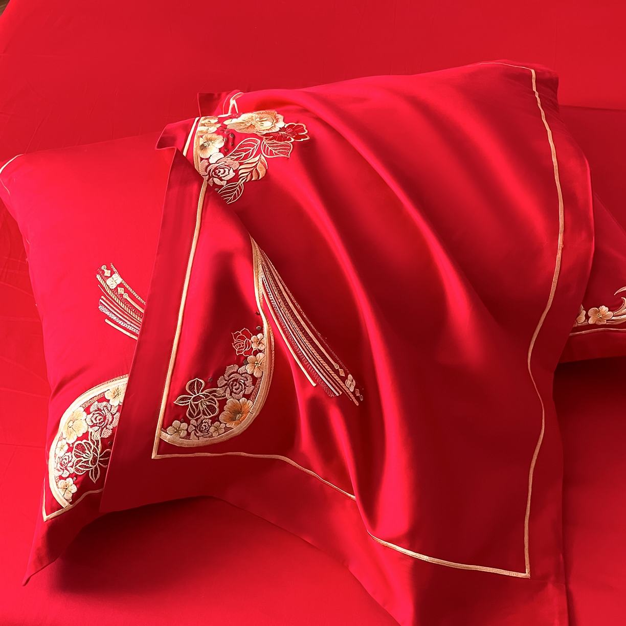 91家纺网 家纺一手货源 找家纺 置顶家纺 2026新款新中式亲肤婚庆绣花四件套 大喜日子-大红