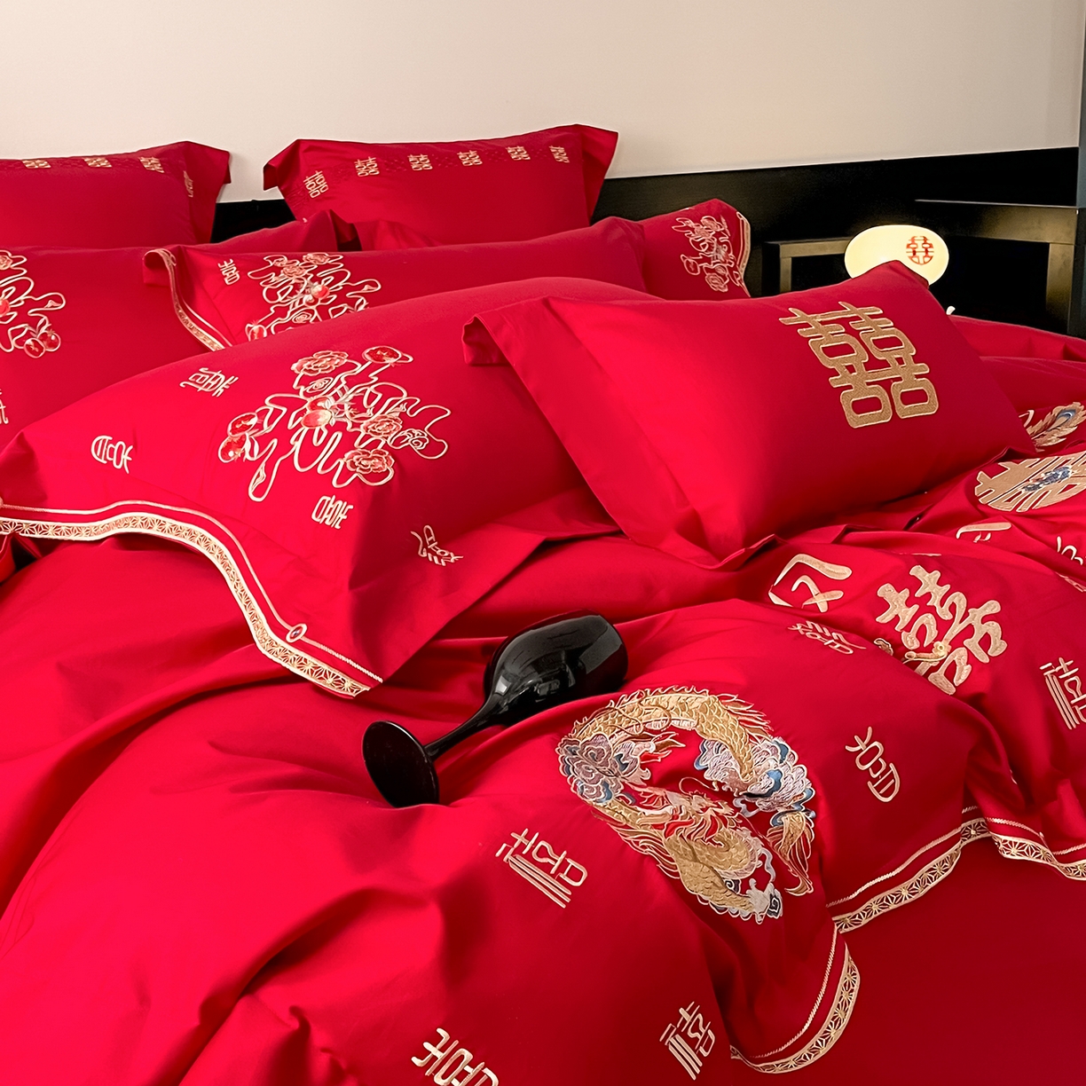 91家纺网 家纺一手货源 找家纺 置顶家纺 2026新款新中式亲肤婚庆绣花四件套 喜致福来-大红