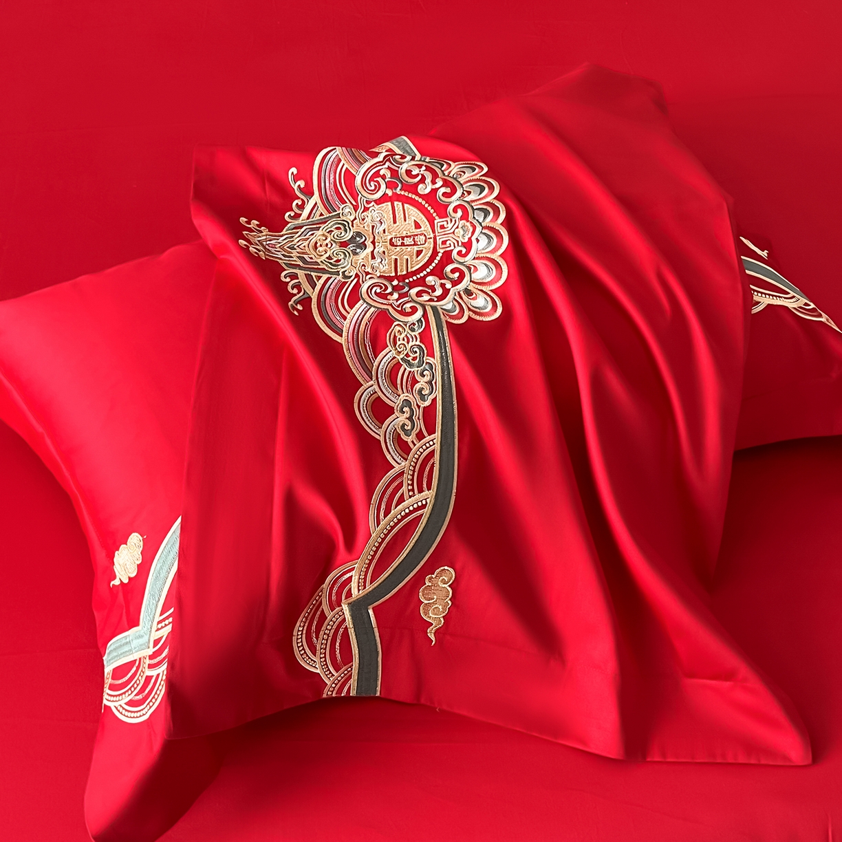 91家纺网 家纺一手货源 找家纺 置顶家纺 2026新款新中式亲肤婚庆绣花四件套 良缘夙缔-大红