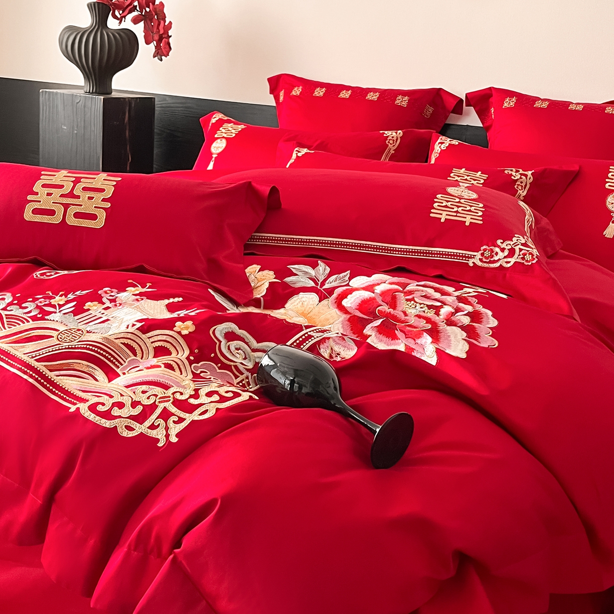 91家纺网 家纺一手货源 找家纺 置顶家纺 2026新款新中式亲肤婚庆绣花四件套 新婚大吉-大红