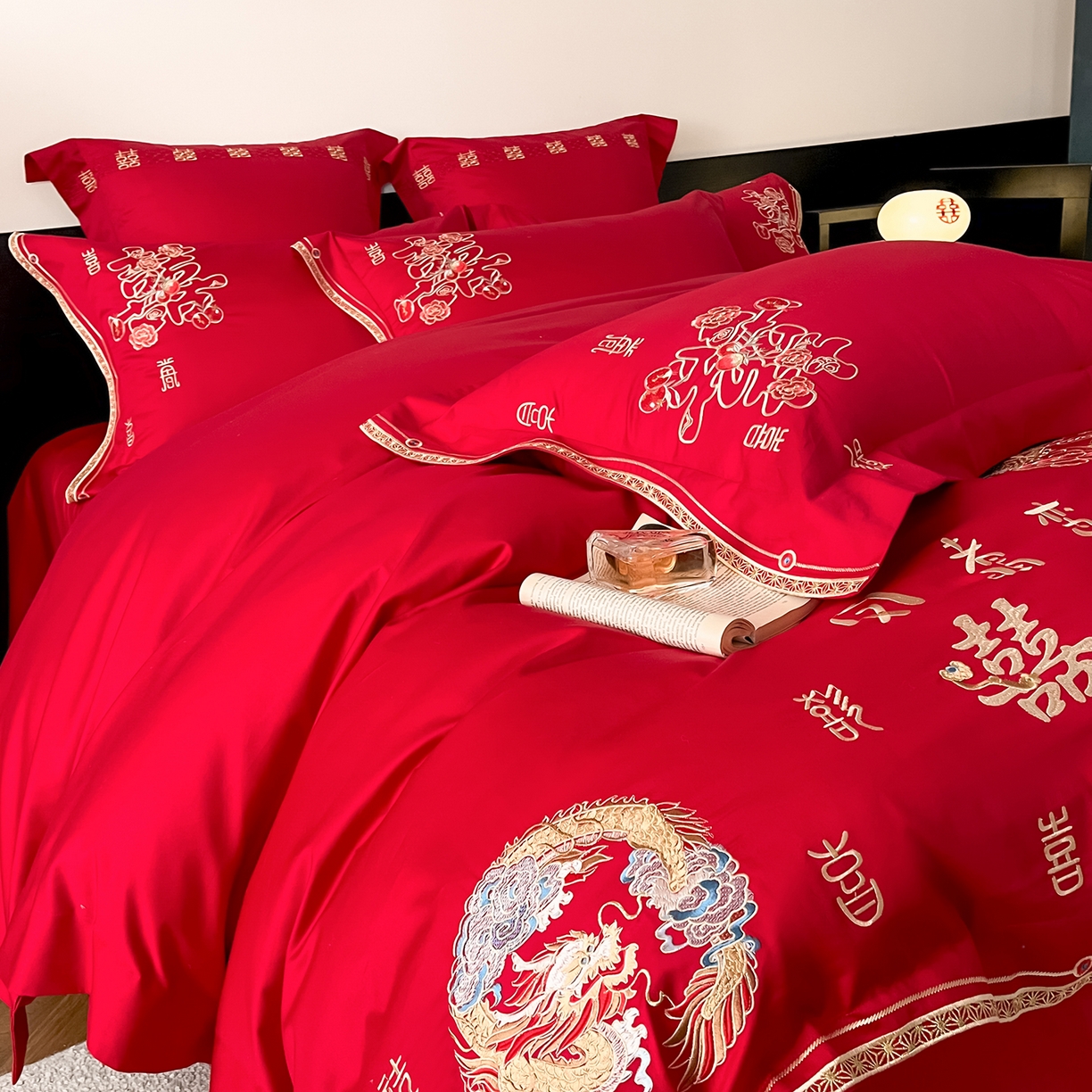 91家纺网 家纺一手货源 找家纺 置顶家纺 2026新款新中式亲肤婚庆绣花四件套 喜致福来-大红