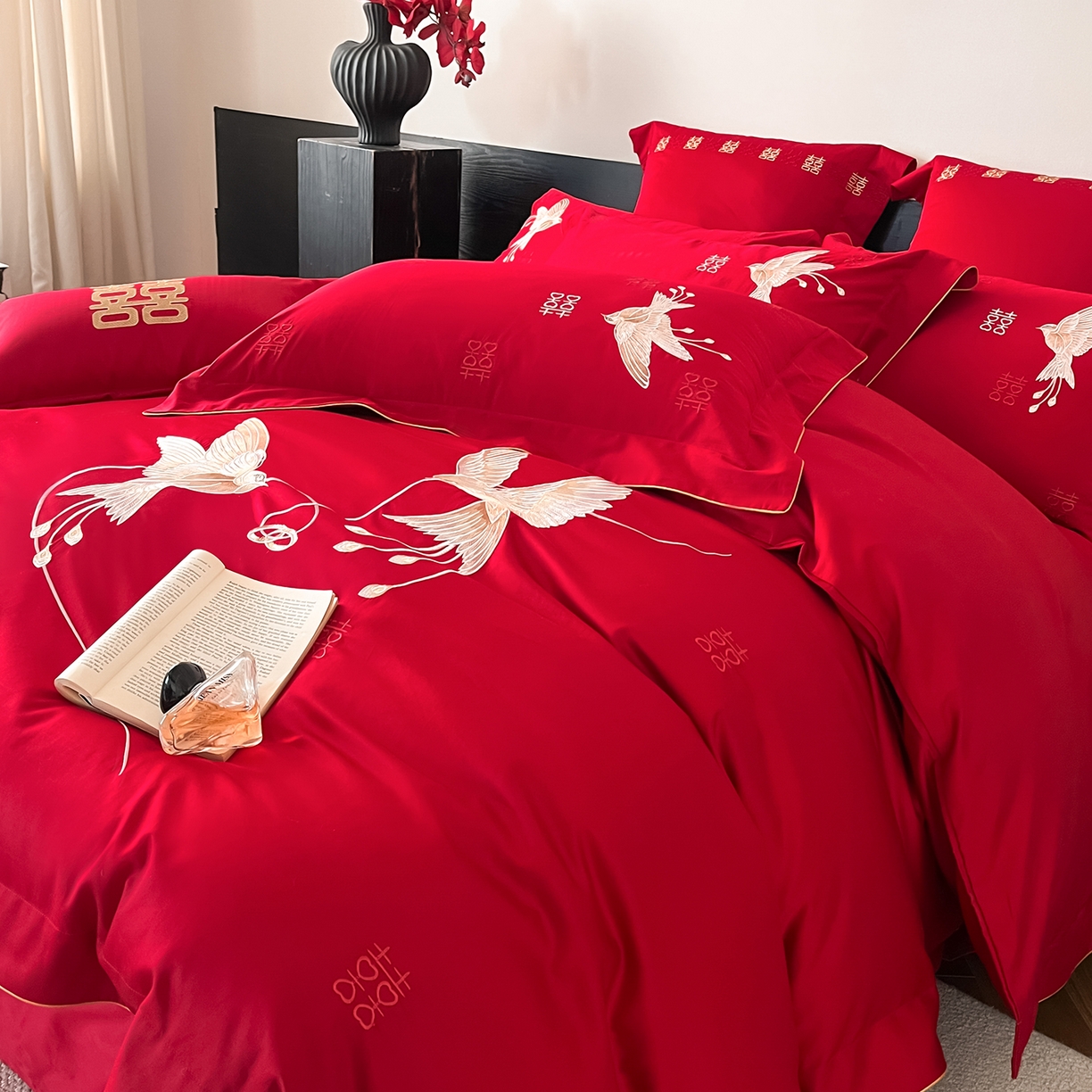 91家纺网 家纺一手货源 找家纺 置顶家纺 2026新款新中式亲肤婚庆绣花四件套 比翼双飞-大红