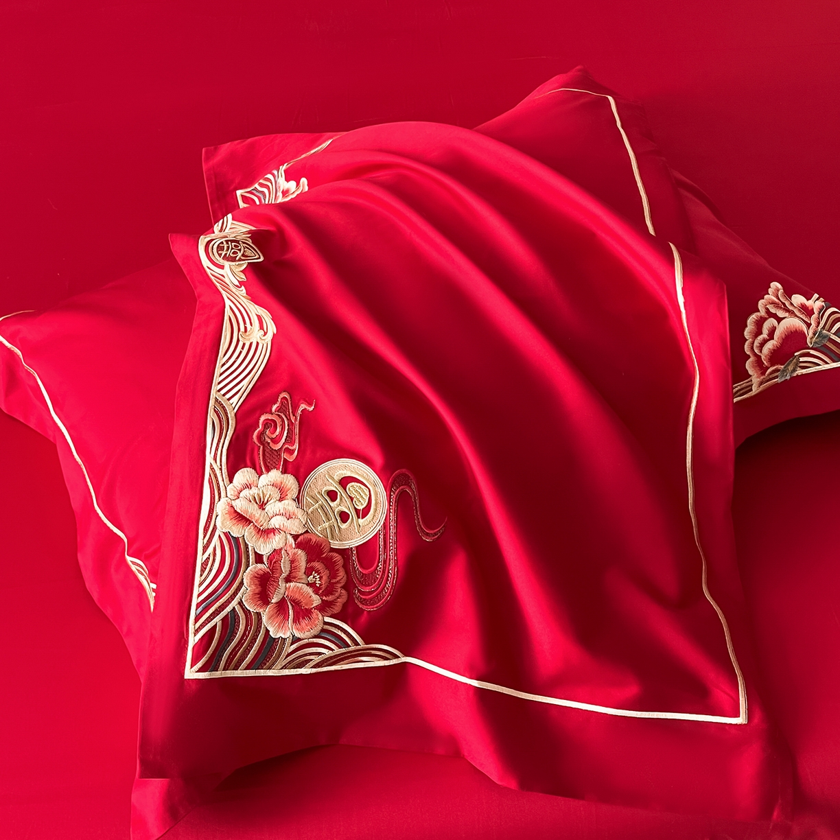 91家纺网 家纺一手货源 找家纺 置顶家纺 2026新款新中式亲肤婚庆绣花四件套 浪漫相悦-大红