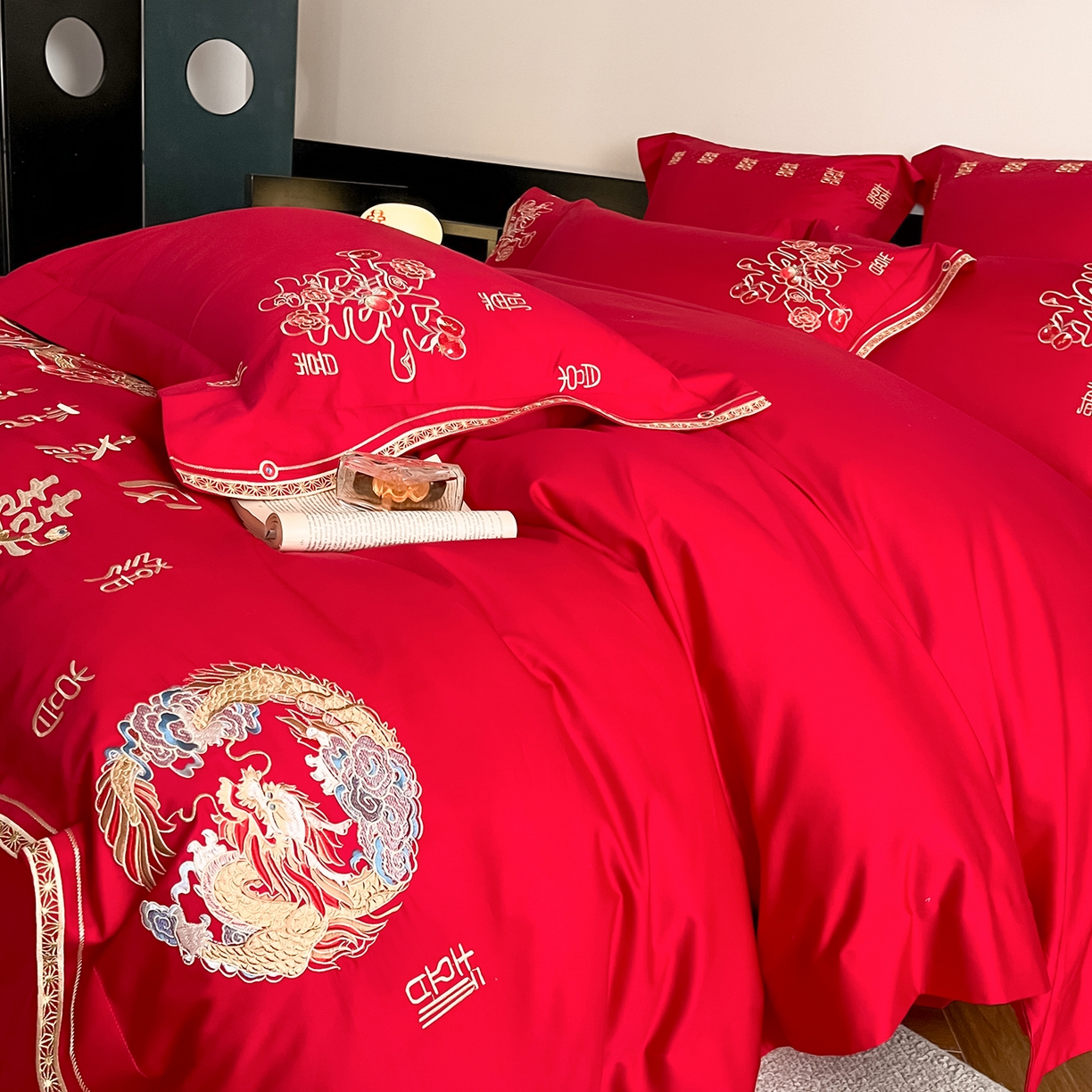 91家纺网 家纺一手货源 找家纺 置顶家纺 2026新款新中式亲肤婚庆绣花四件套 喜致福来-大红