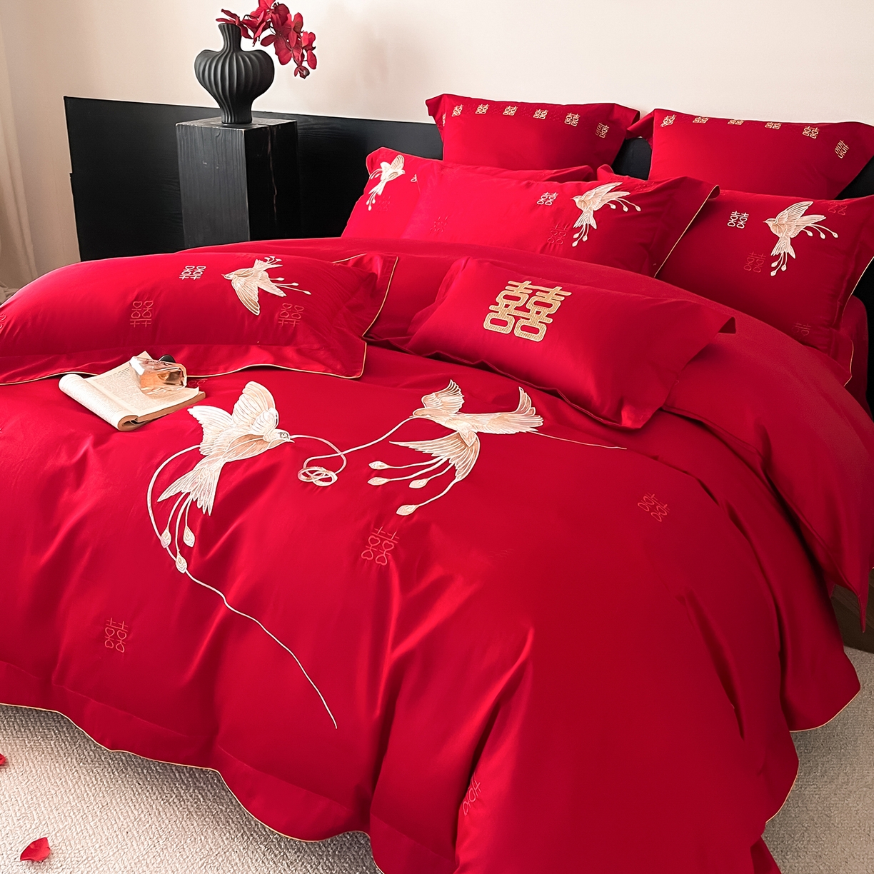 91家纺网 家纺一手货源 找家纺 置顶家纺 2026新款新中式亲肤婚庆绣花四件套 比翼双飞-大红