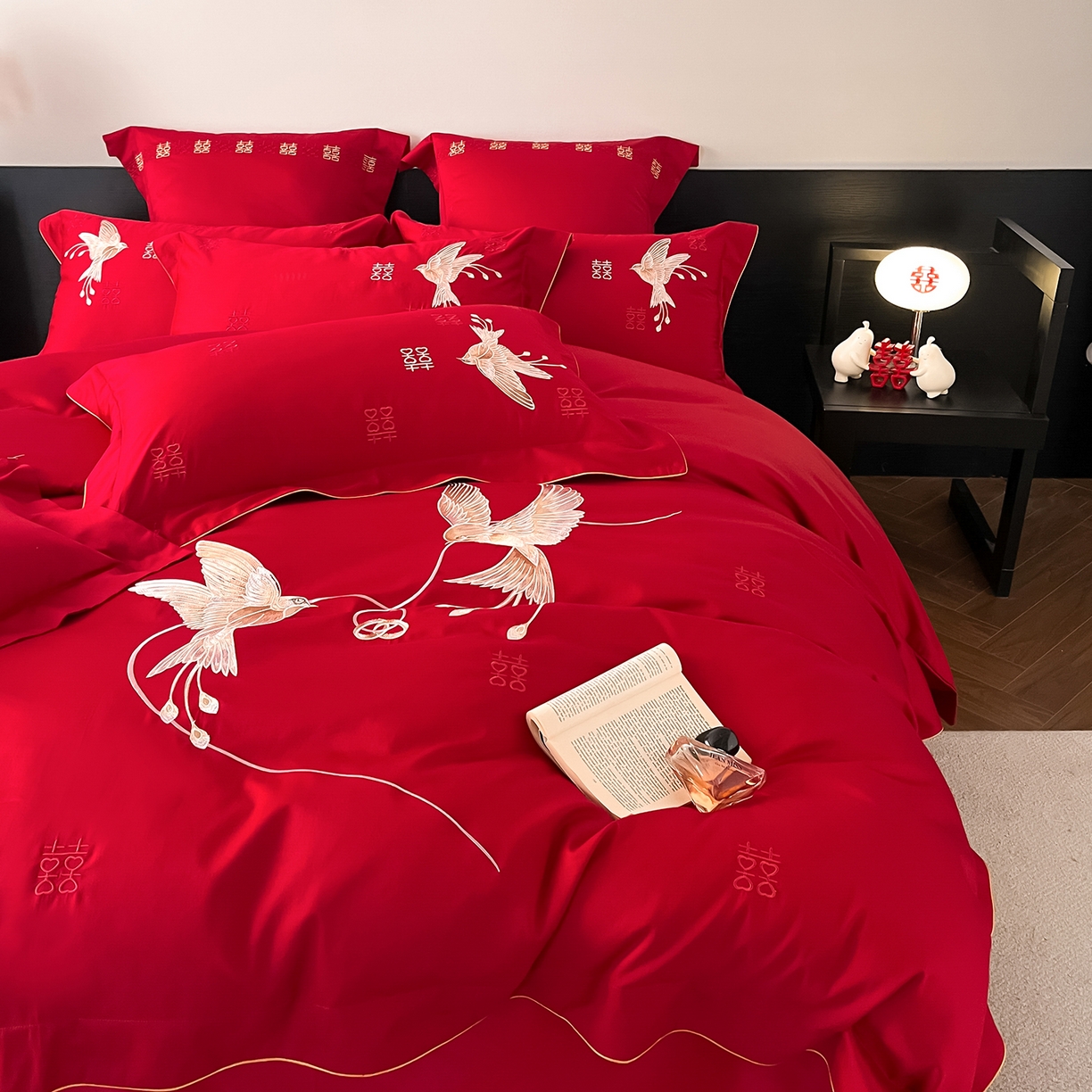 91家纺网 家纺一手货源 找家纺 置顶家纺 2026新款新中式亲肤婚庆绣花四件套 比翼双飞-大红