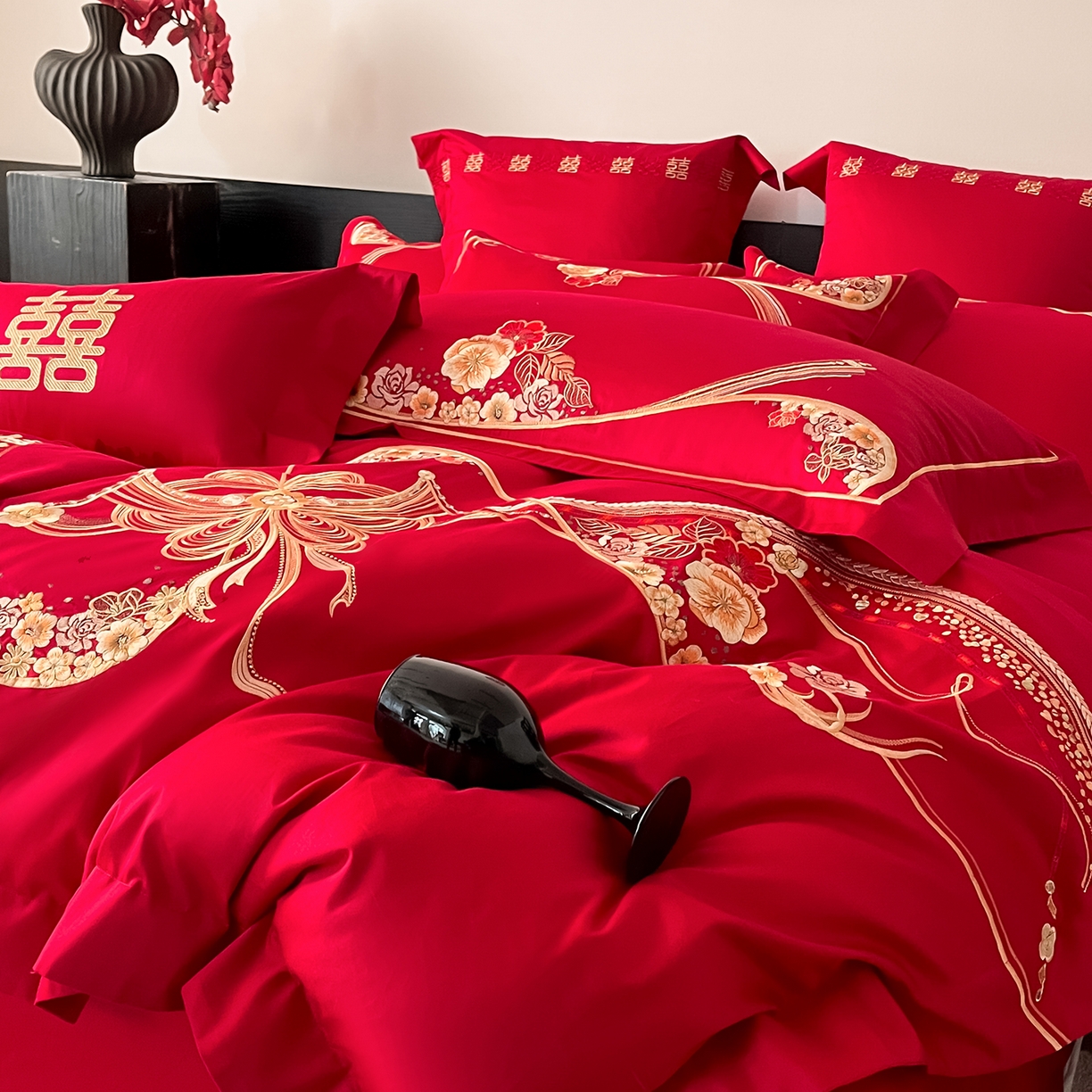 91家纺网 家纺一手货源 找家纺 置顶家纺 2026新款新中式亲肤婚庆绣花四件套 大喜日子-大红