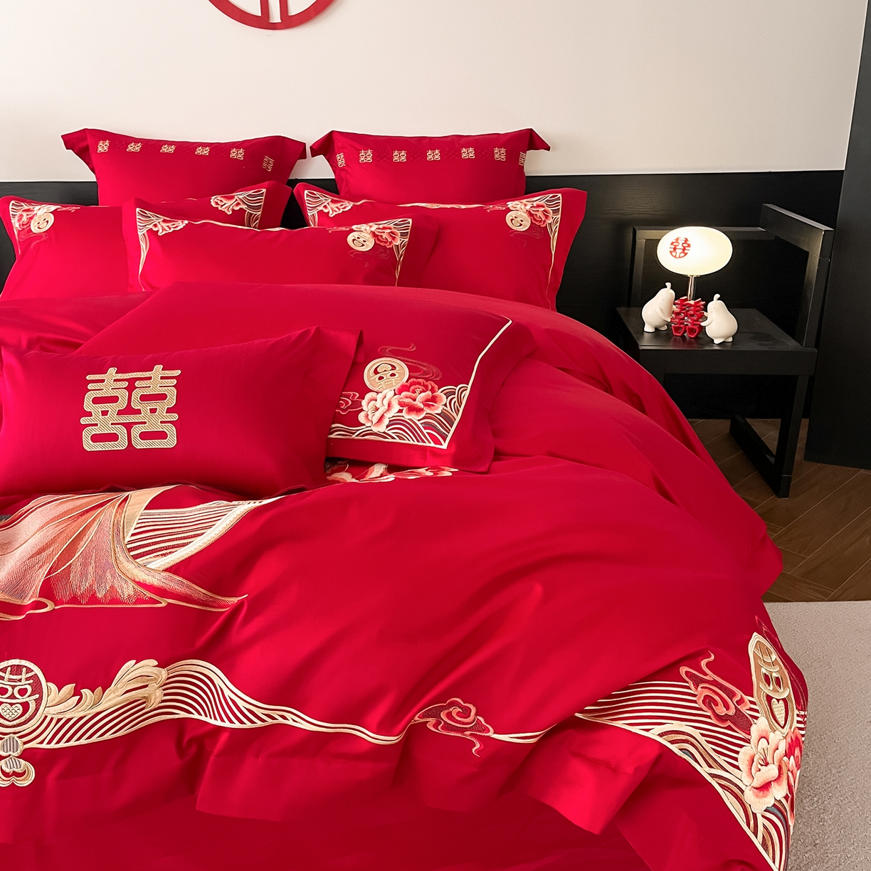 91家纺网 家纺一手货源 找家纺 置顶家纺 2026新款新中式亲肤婚庆绣花四件套 浪漫相悦-大红