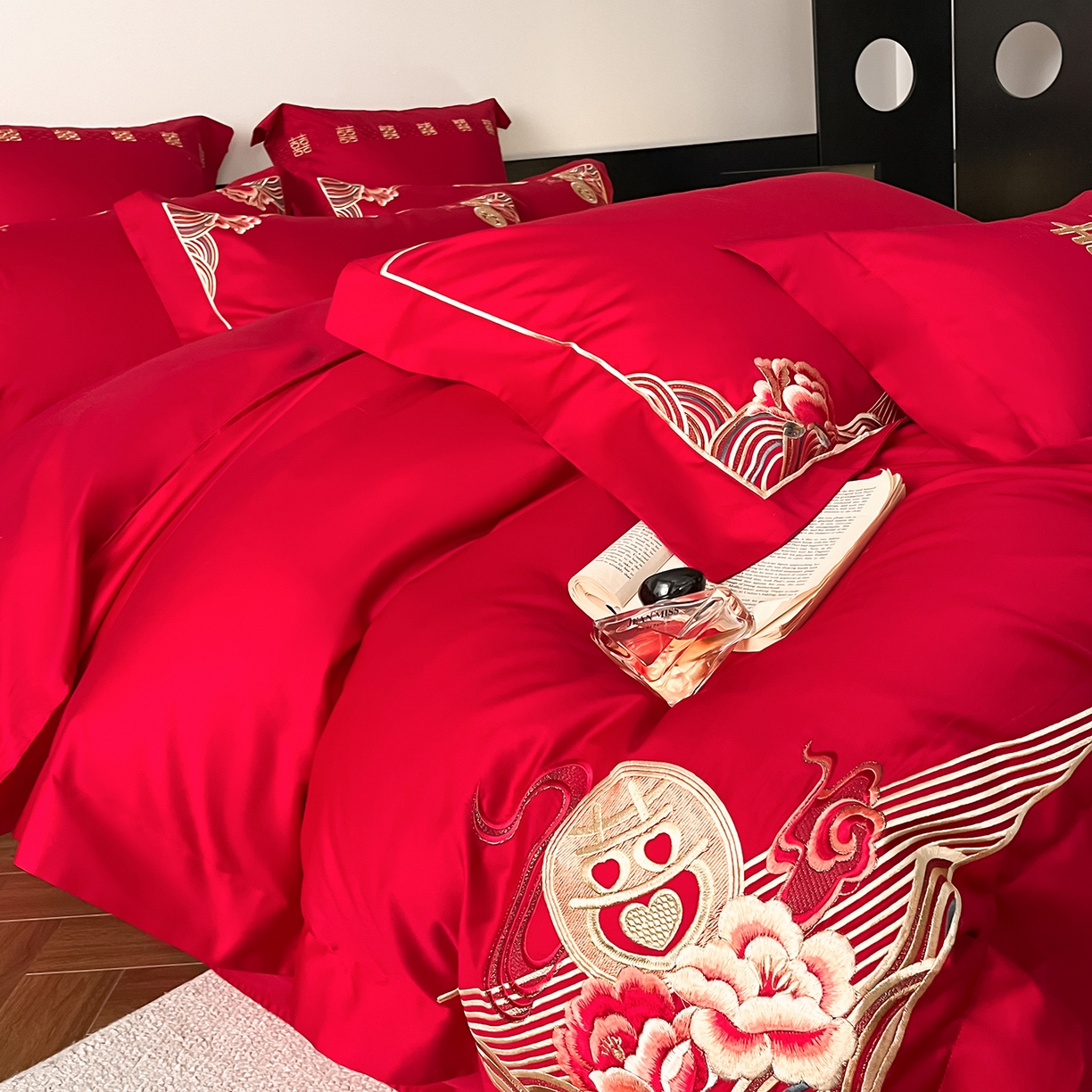 91家纺网 家纺一手货源 找家纺 置顶家纺 2026新款新中式亲肤婚庆绣花四件套 浪漫相悦-大红