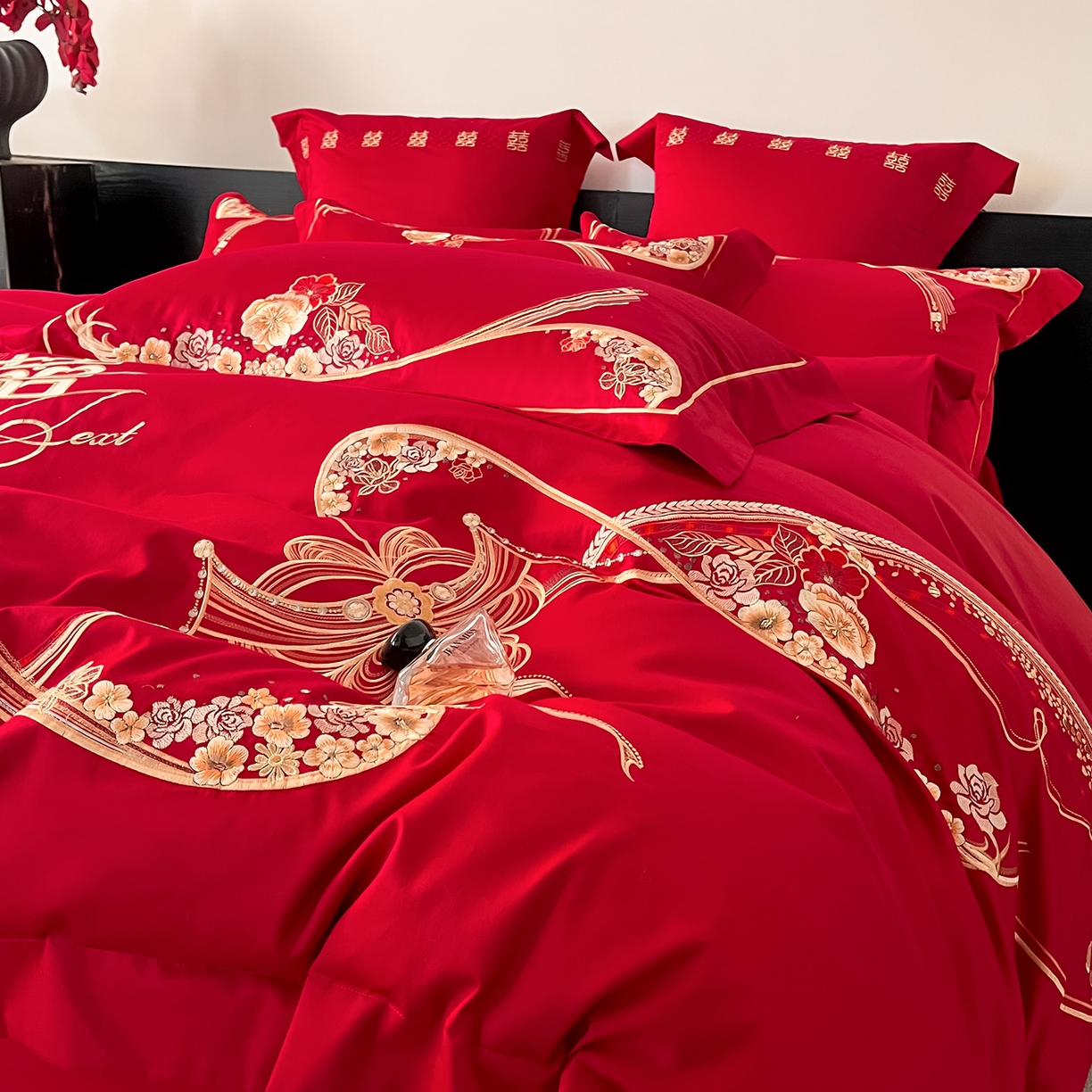 91家纺网 家纺一手货源 找家纺 置顶家纺 2026新款新中式亲肤婚庆绣花四件套 大喜日子-大红